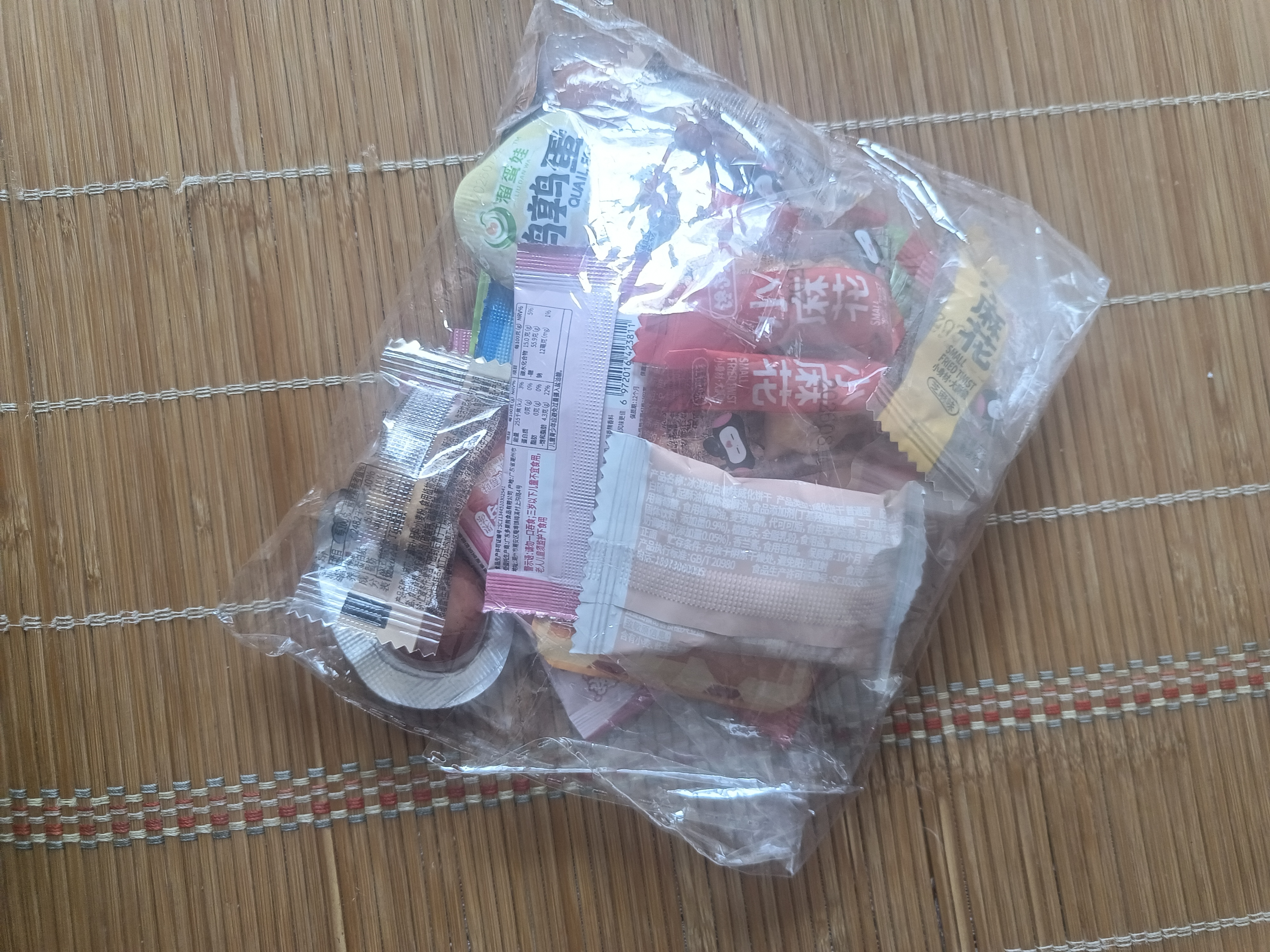 【零食大礼包】休闲零食辣条麻花肉脯素牛排组合装送人追剧 7款共21包【精装】 实拍图