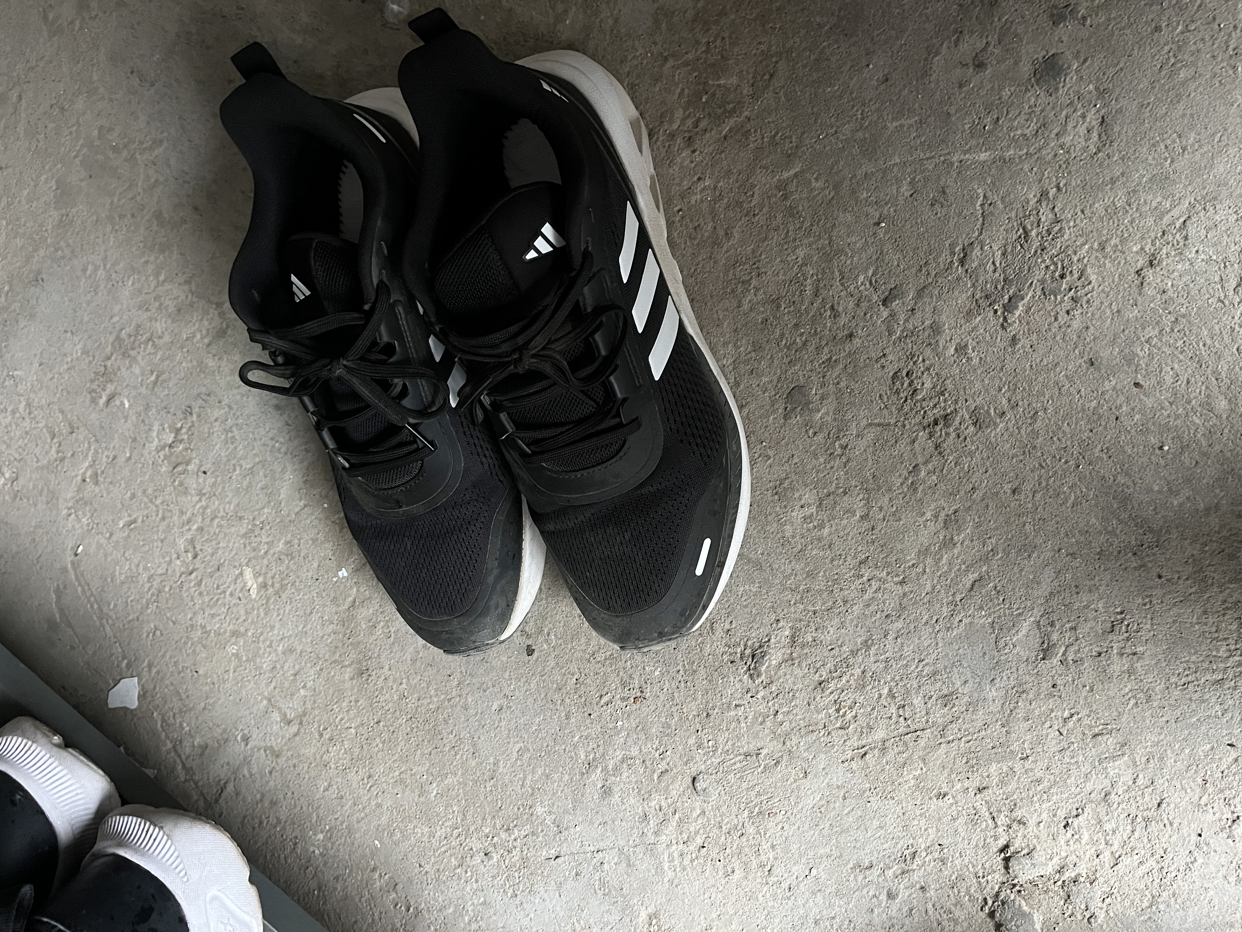阿迪达斯（adidas）男鞋运动鞋舒适耐磨减震休闲跑步鞋 43UK9码 实拍图