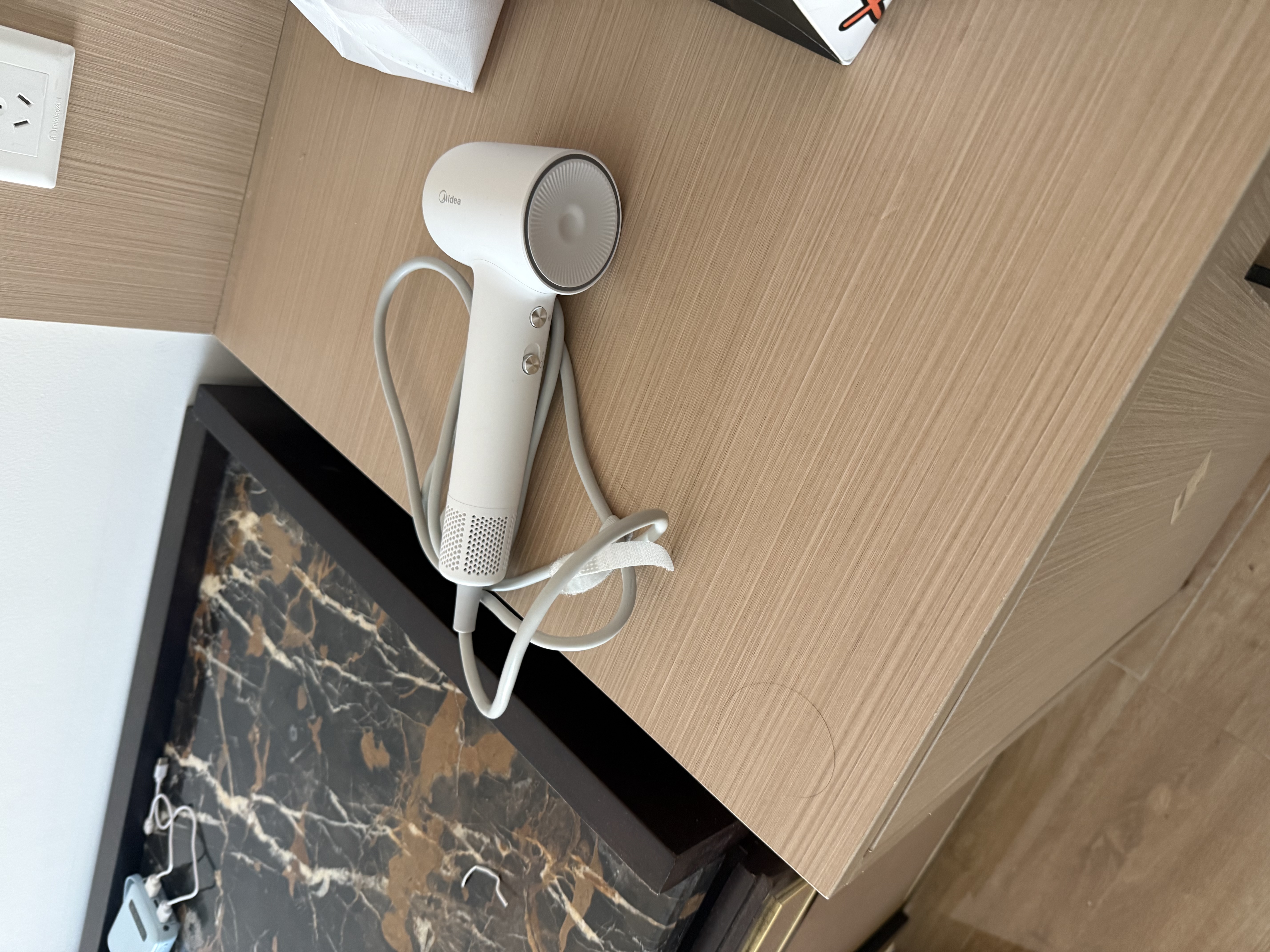 美的（Midea）高速护发吹风机 39亿等离子电吹风 大功率速干 家用负离子吹风筒轻巧便携 FG208mini白 中秋节礼物 实拍图