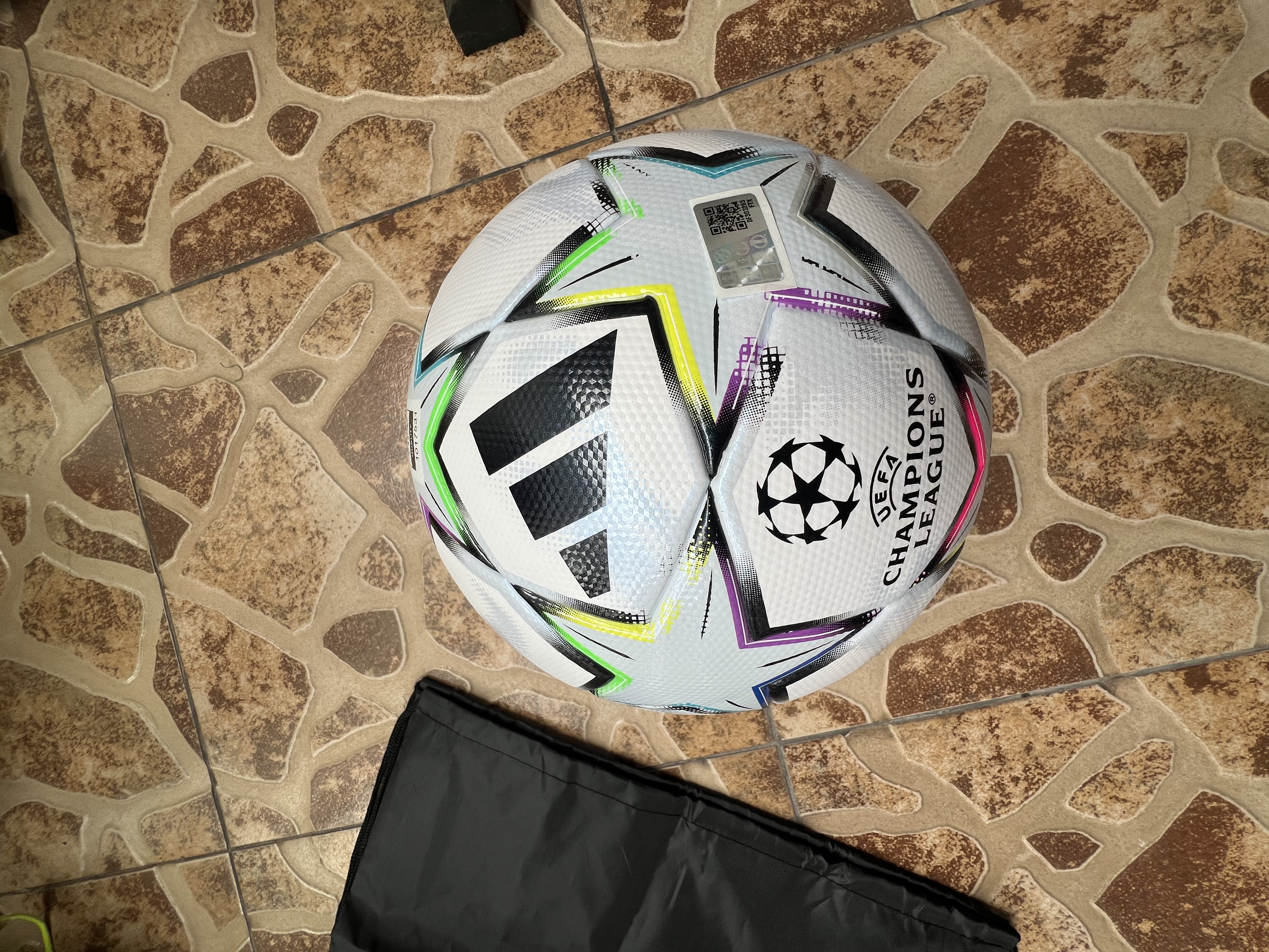 阿迪达斯（adidas）UCL LGE 欧冠比赛训练用足球 5号足球 KE9765 实拍图