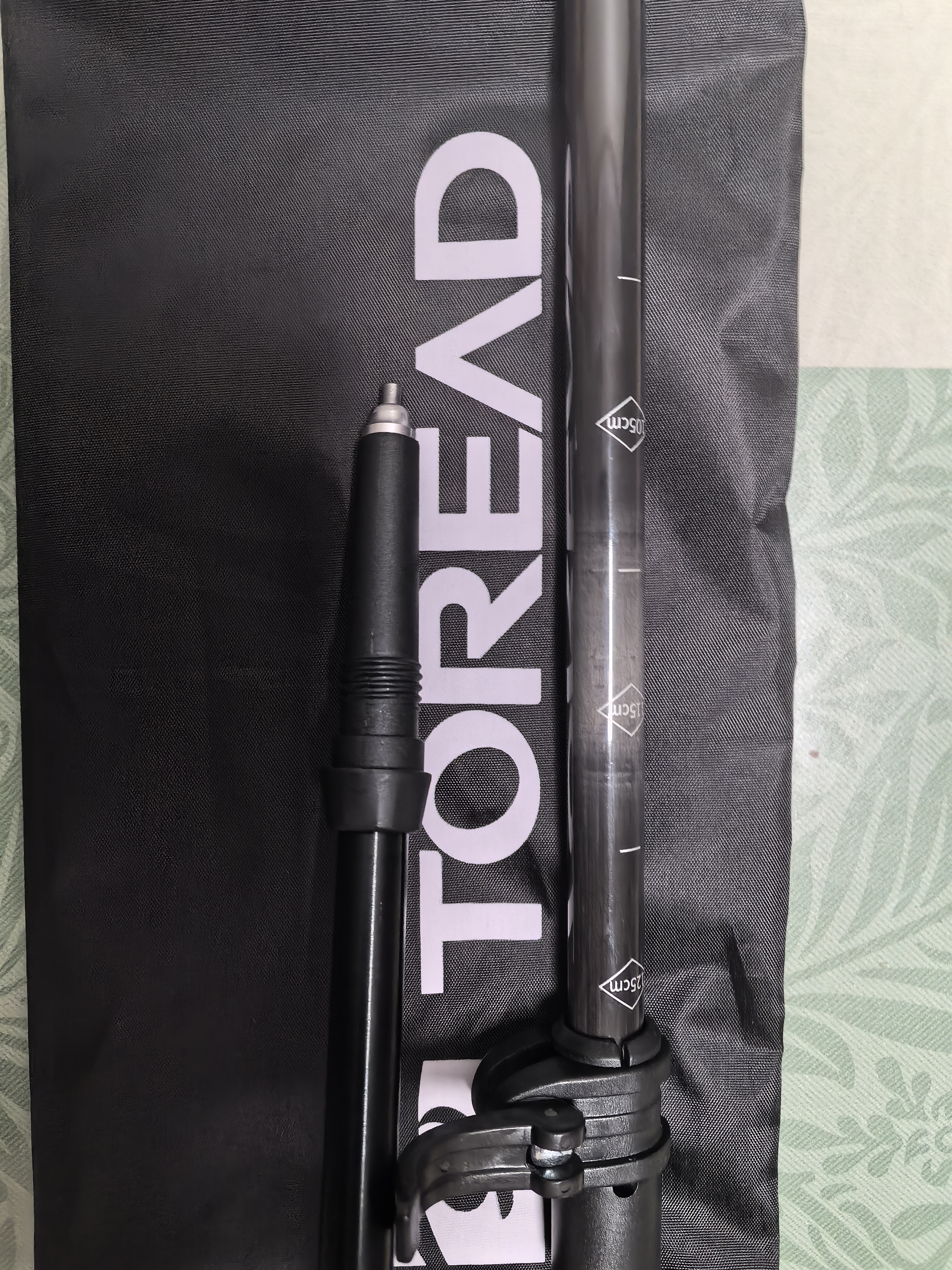 探路者（TOREAD）喀纳登山杖碳纤维伸缩手杖户外徒步超轻便携爬山装备拐杖 深炭灰 实拍图