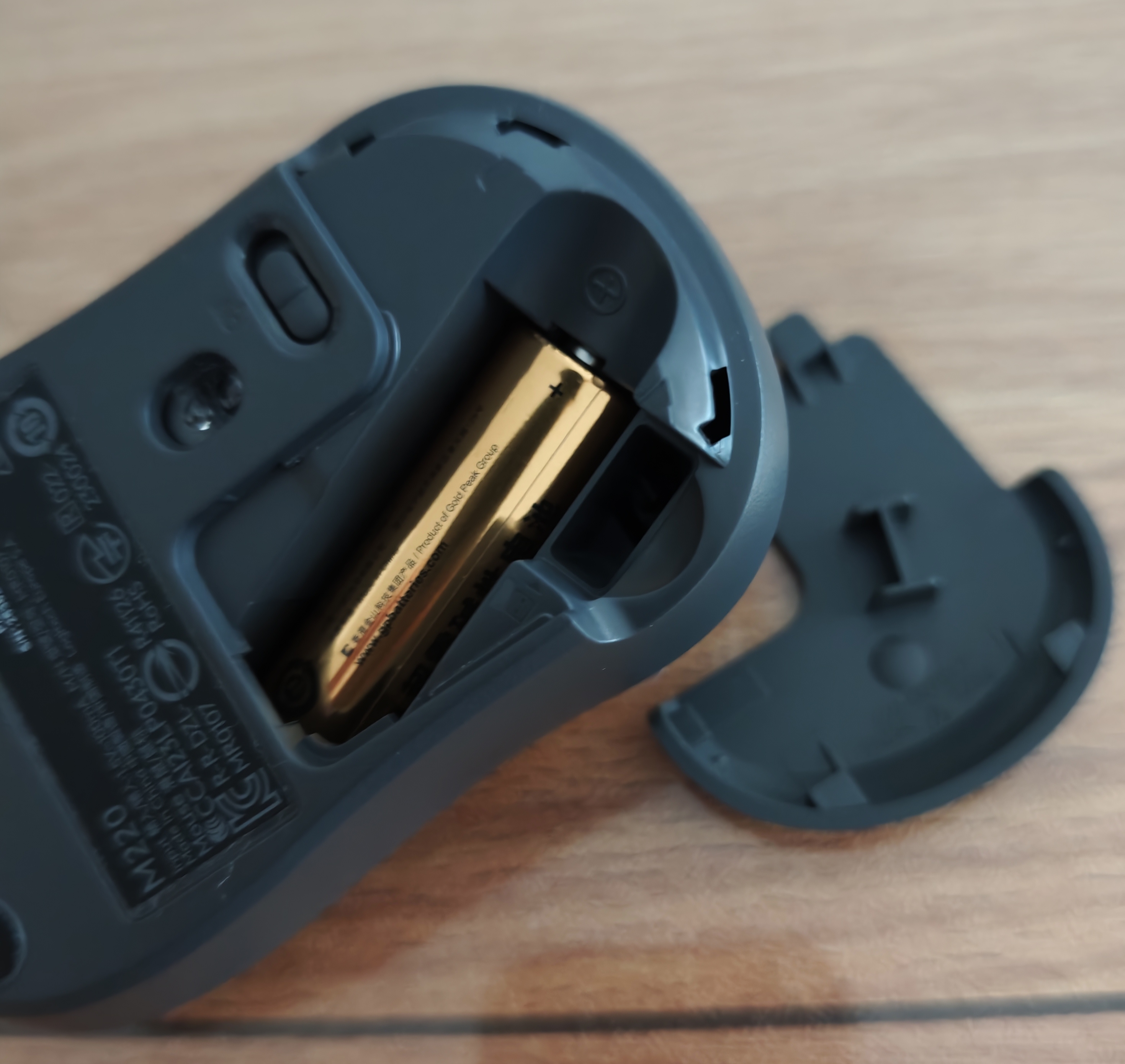 罗技（Logitech）M220 轻音鼠标 无线鼠标 办公鼠标 对称鼠标 带无线微型接收器 灰黑色 实拍图