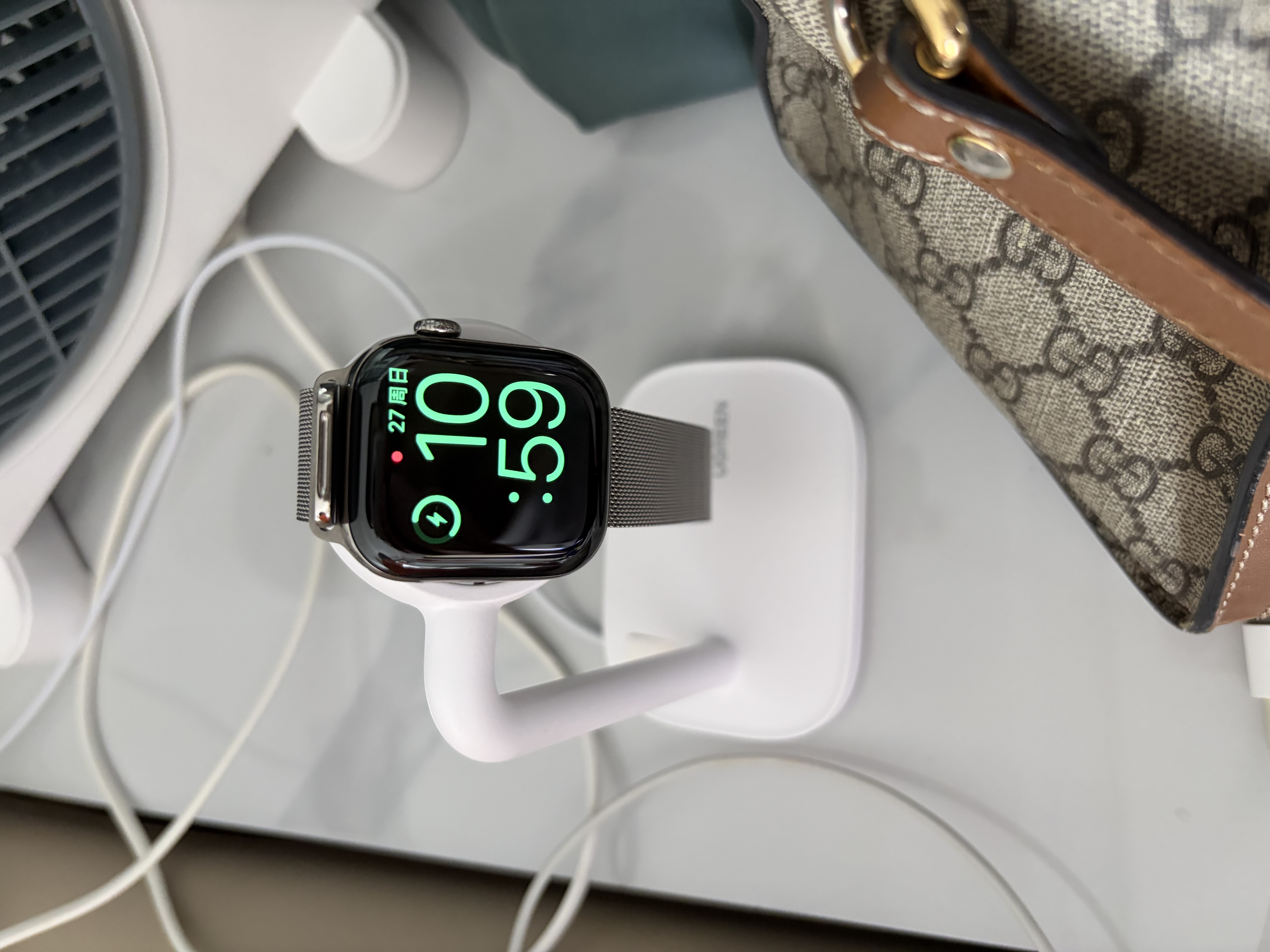 绿联手表充电支架iwatch充电器支架通用苹果全系列apple watch3/4/5/6/7/8/S9/S10/S11桌面无线充底座 实拍图