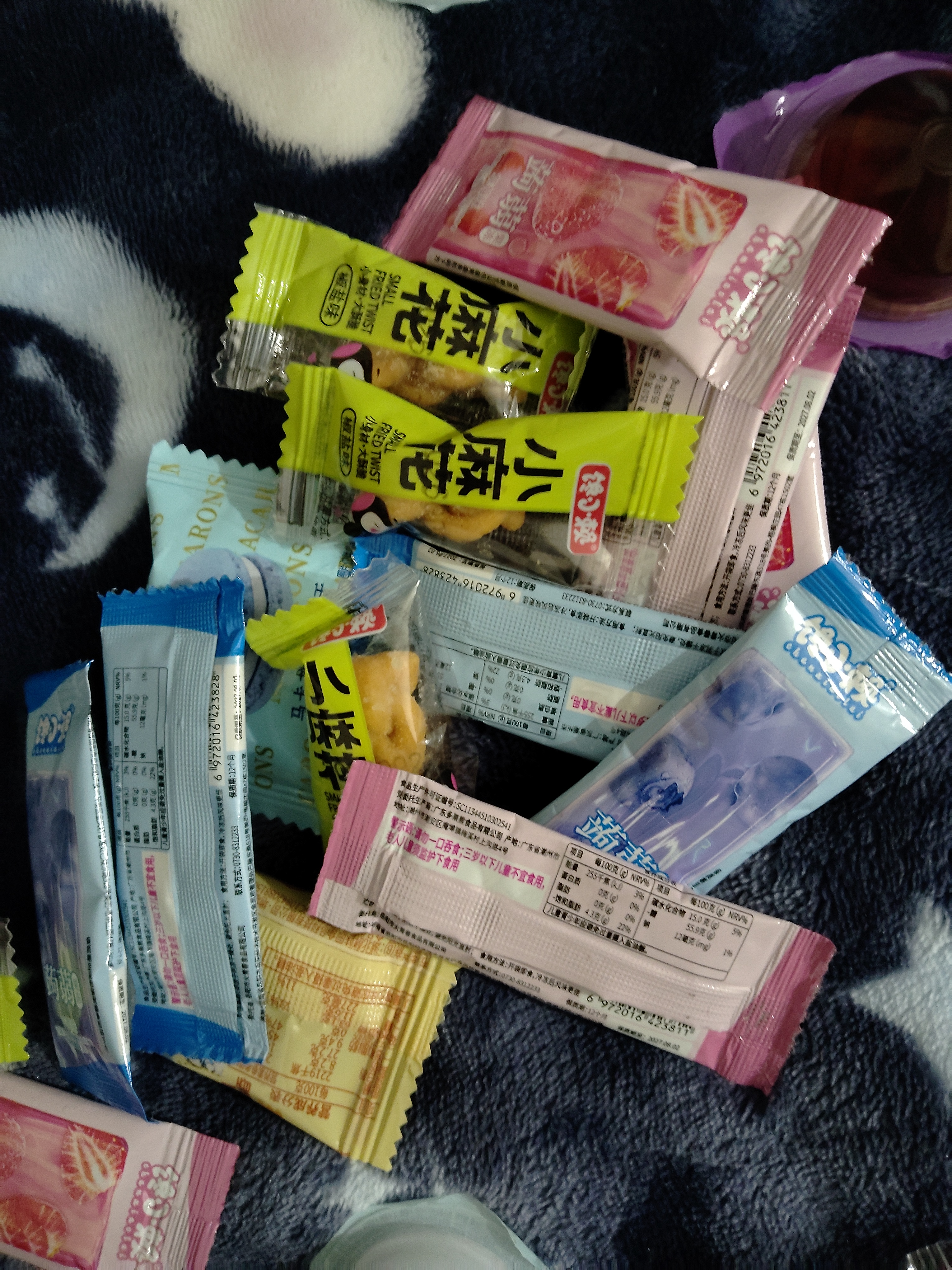 【零食大礼包】休闲零食辣条麻花肉脯素牛排组合装送人追剧 7款共63包【精装】 实拍图
