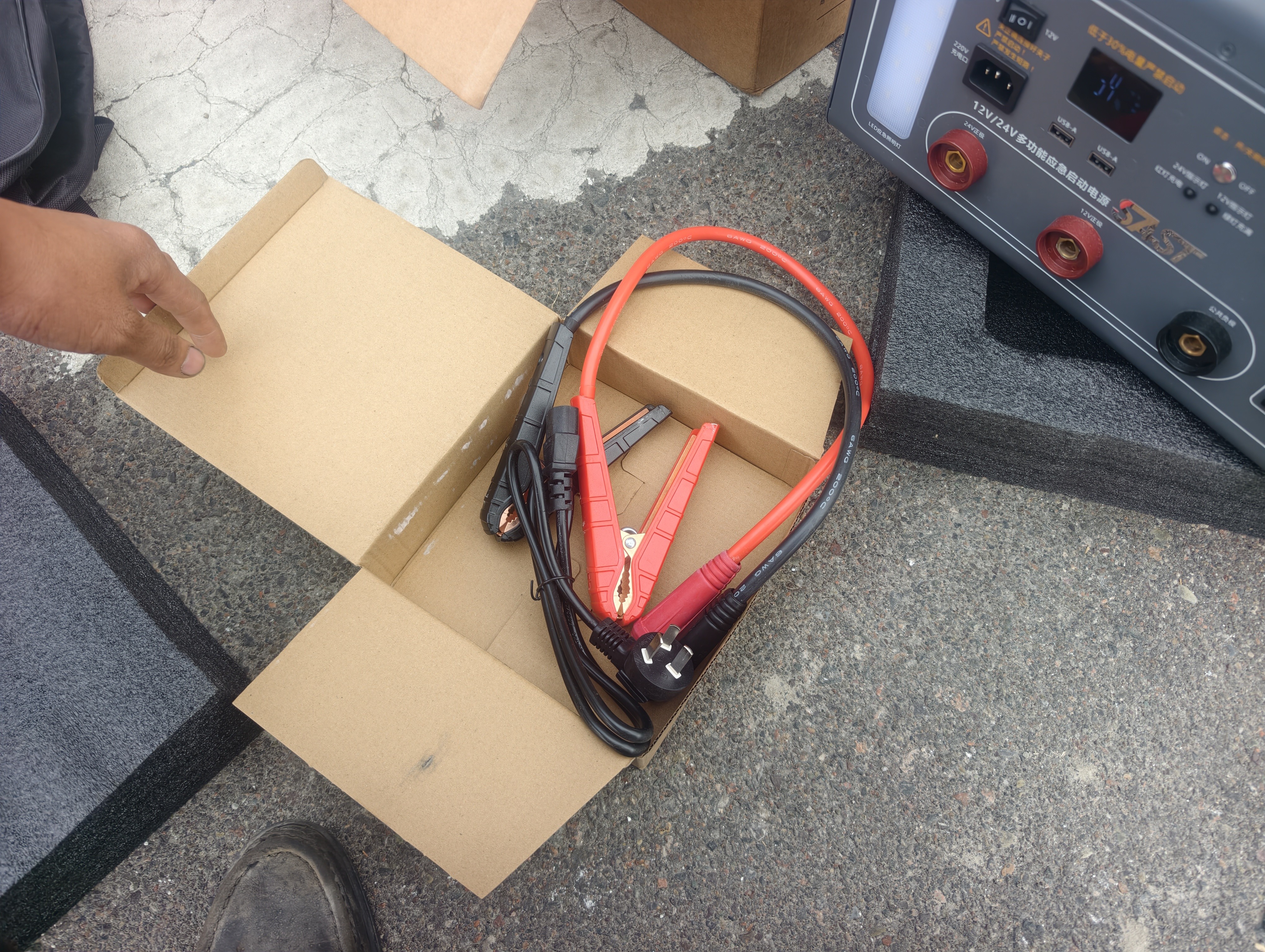 SAST汽车应急启动电源12v24v通用货车工程车卡车强启救援搭电宝电瓶充电器大容量户外移动电源TM59A 实拍图