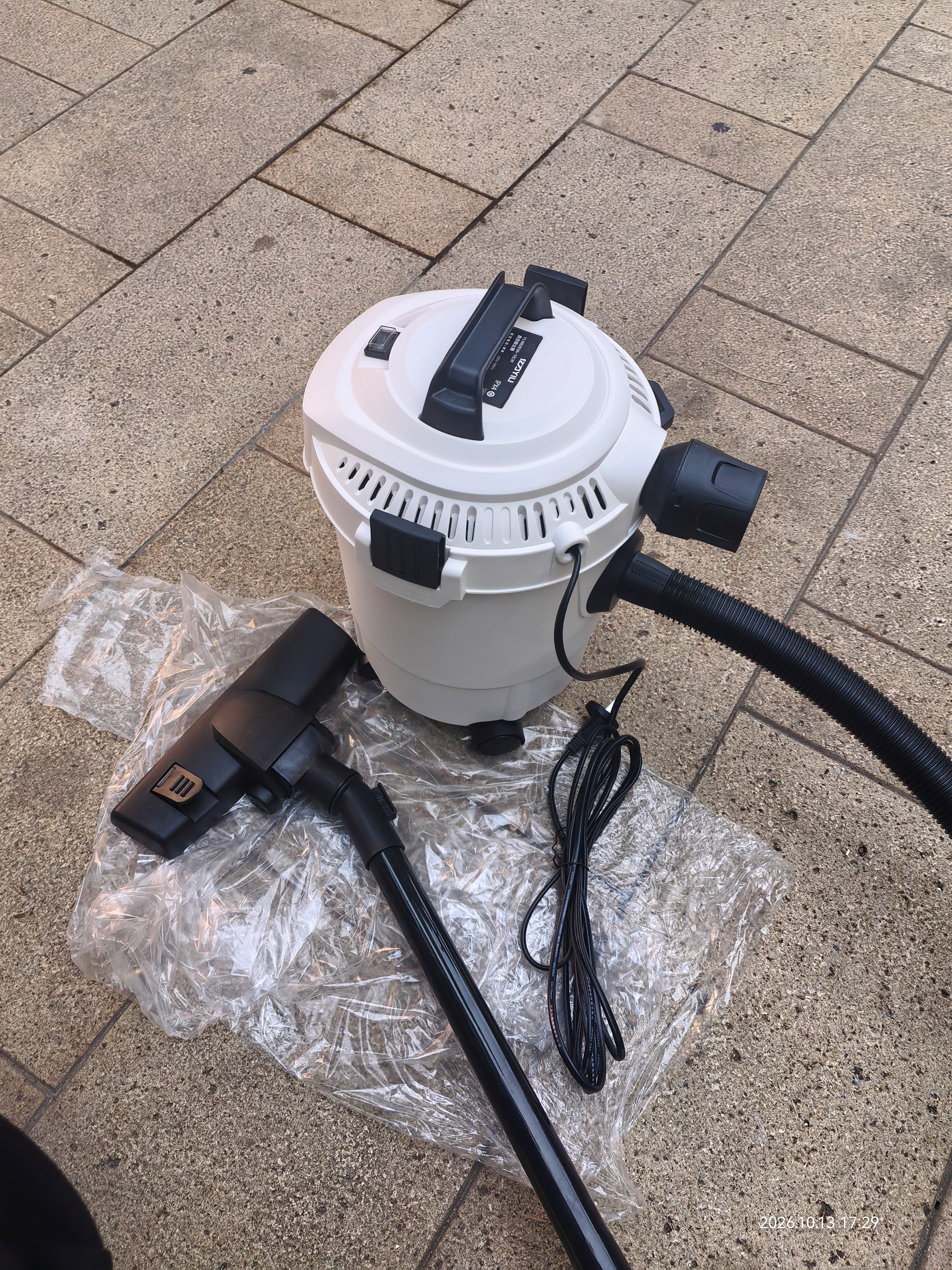 亿力吸尘器家用手持轻量超强大吸力 桌面床上地毯沙发干湿两用吹吸一体 小型除尘吸猫毛神器小白桶12L 实拍图