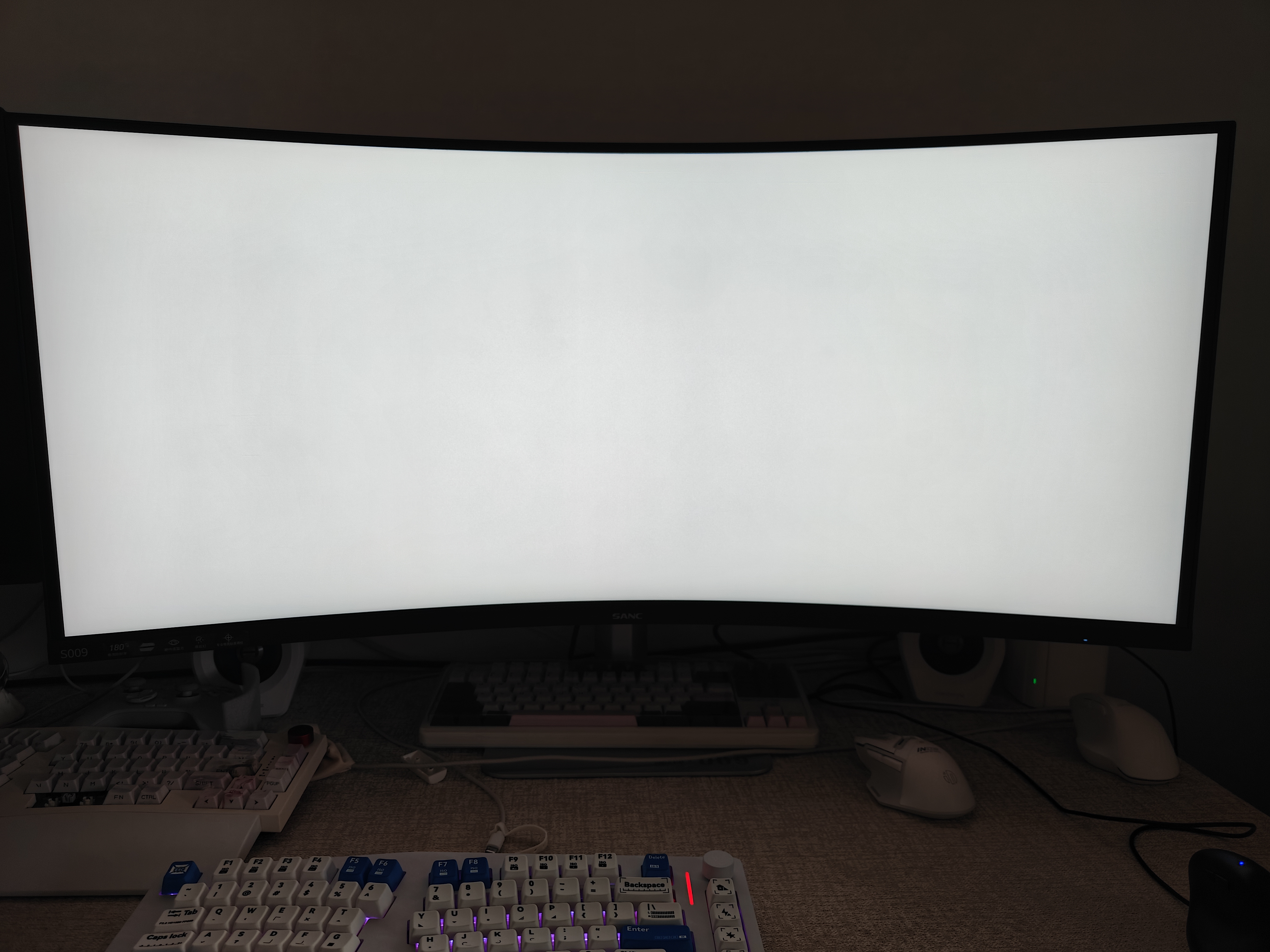 SANC盛色40英寸带鱼屏5K180Hz双模2K360Hz显示器HVA硬件低蓝光Type-C 90W充电 升降电竞电脑屏幕S009 实拍图