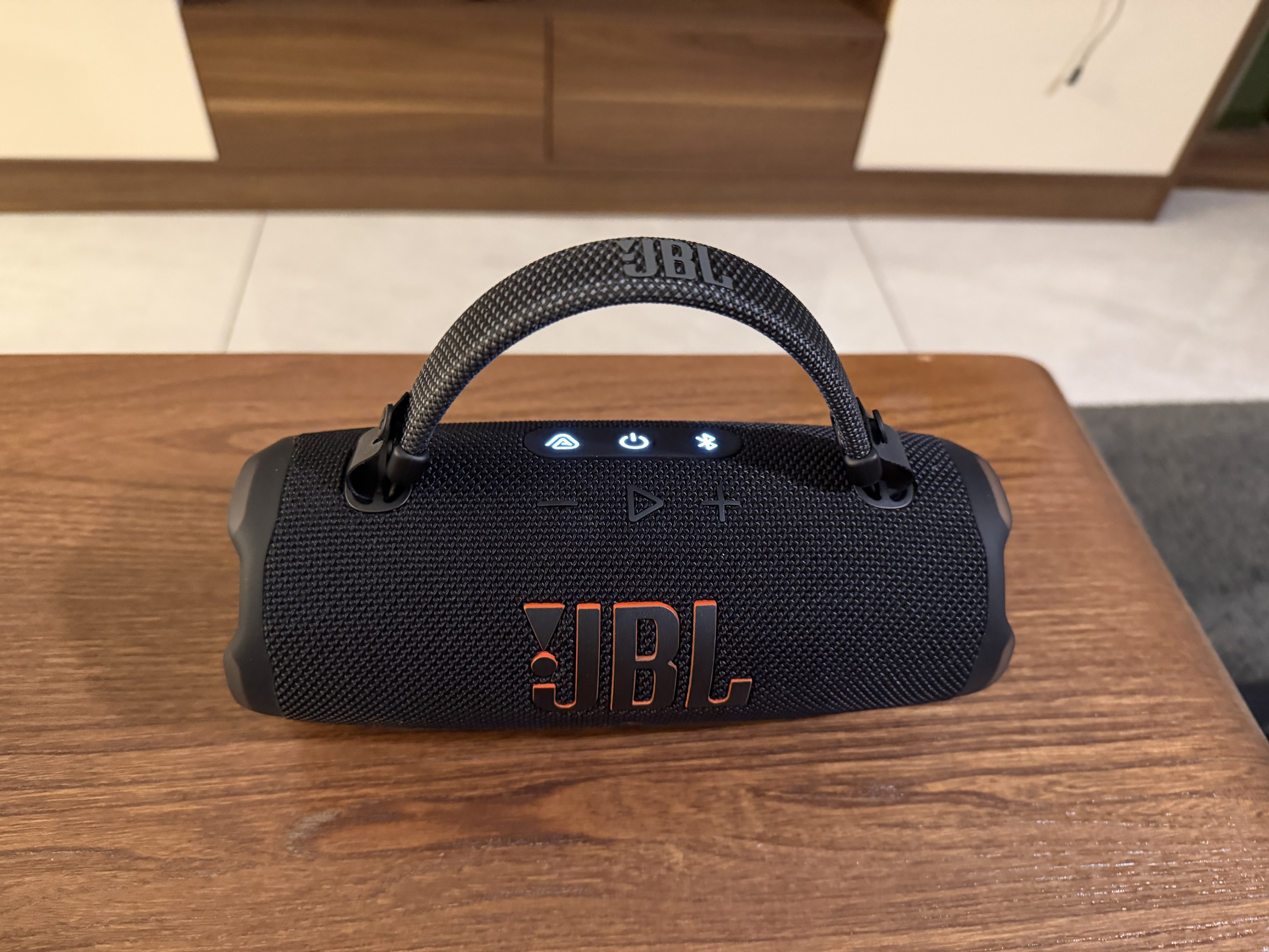 JBL CHARGE6 音乐冲击波六代 便携蓝牙音箱+低音炮 户外防水音响 AI音效增强 男生礼物 深空黑 实拍图