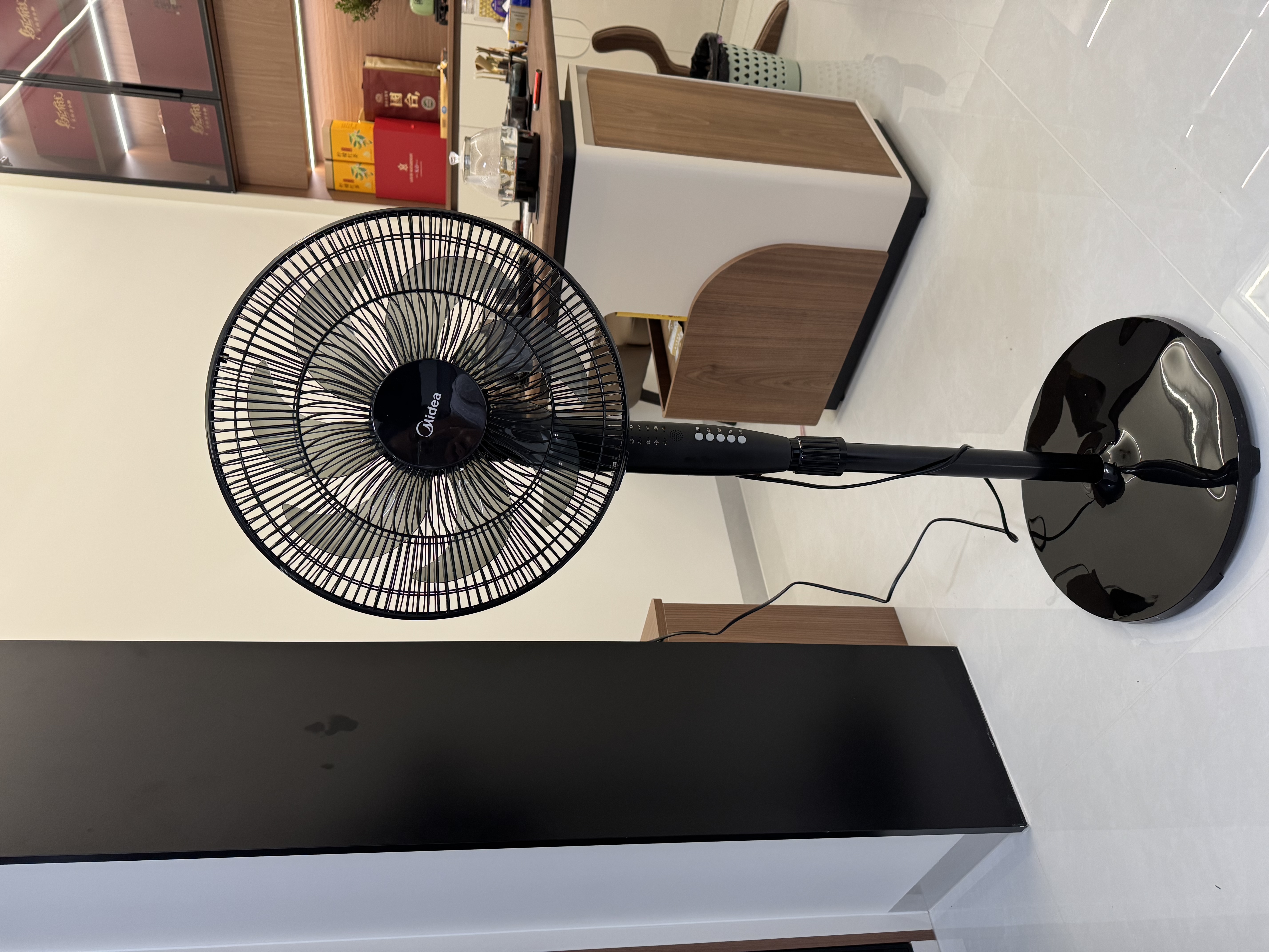 美的（Midea） 电风扇家用落地扇智能遥控七叶立式扇 卧室客厅轻音节能大风量电扇 【热销可调节高度】遥控定时黑色 实拍图