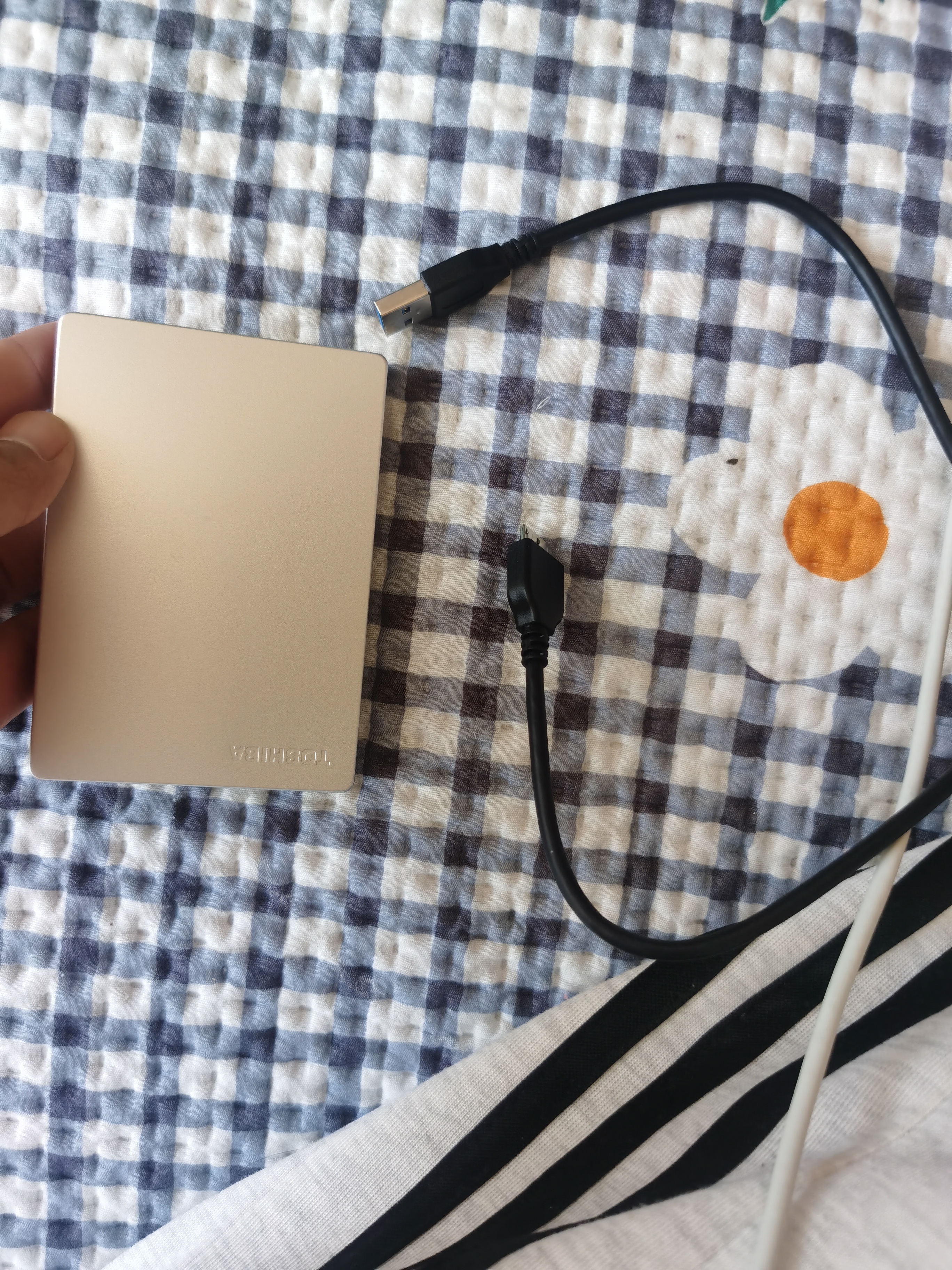 东芝（TOSHIBA）2TB 移动硬盘机械 Slim系列 USB3.2 Gen 1 2.5英寸 银色 兼容Mac 金属超薄 密码保护 轻松备份 实拍图