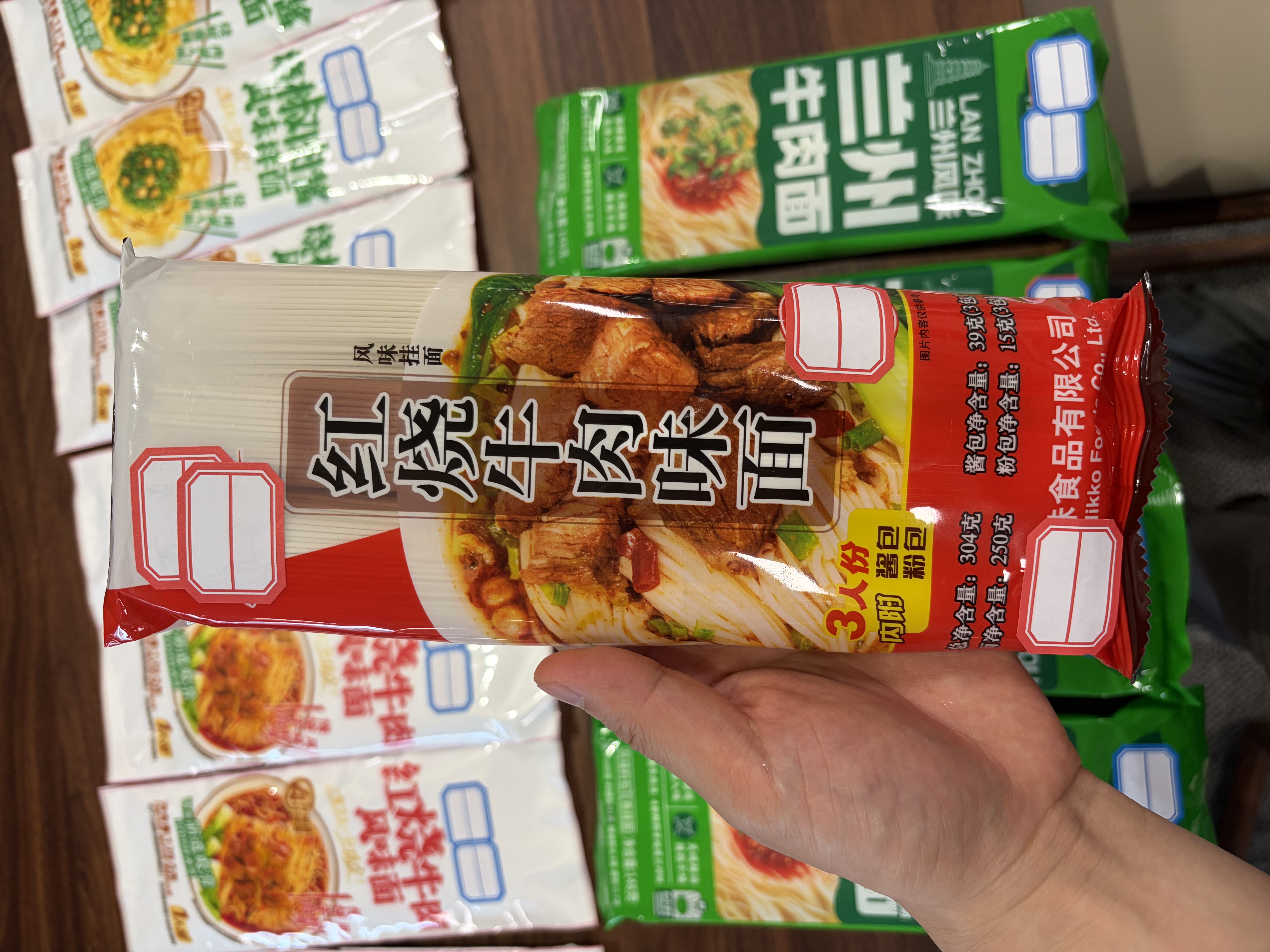 顶味红烧牛肉味面304g*6 上海制造挂面面条汤面带调料酱料方便速食 实拍图