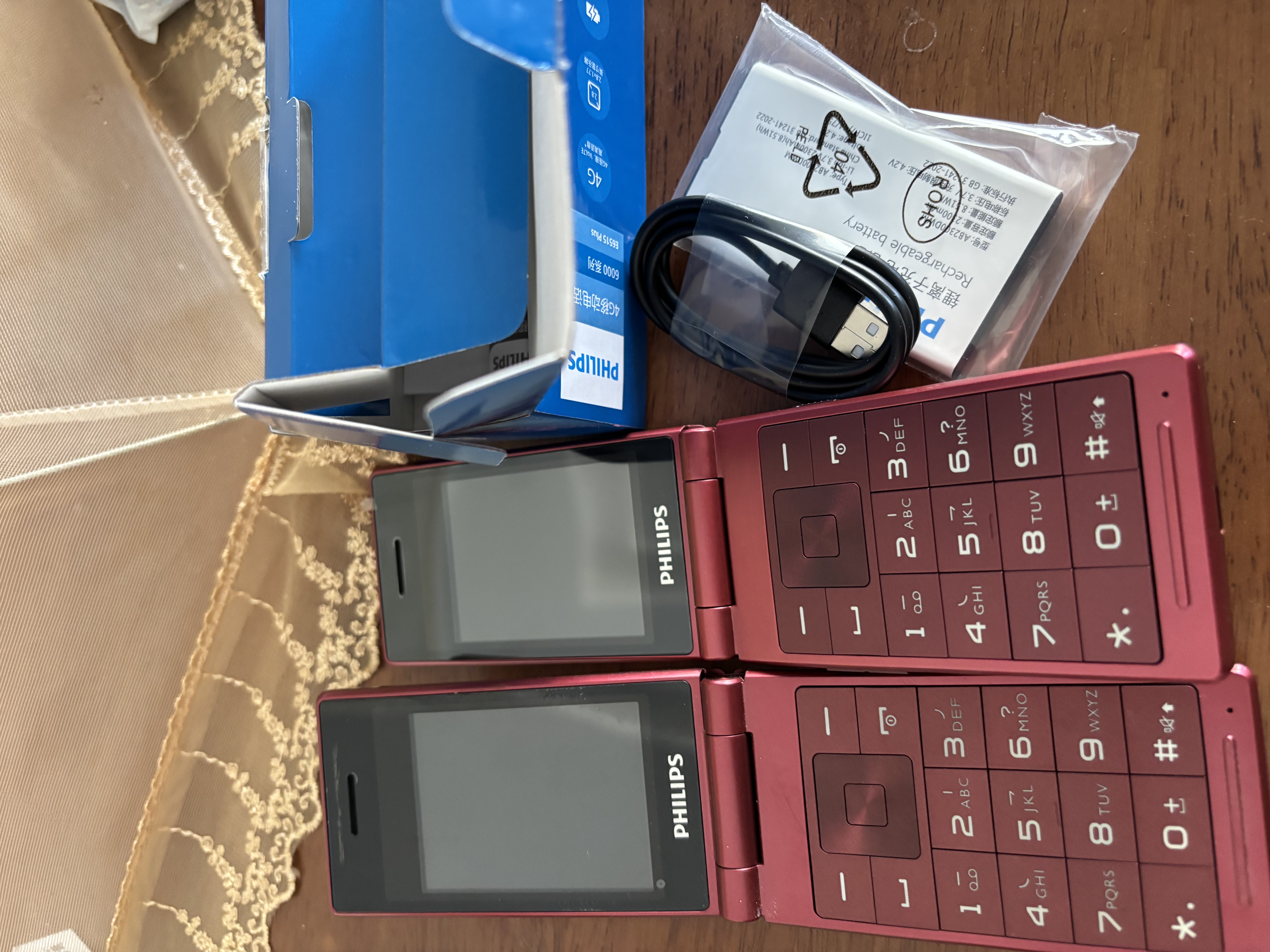 飞利浦（PHILIPS）V13P 海棠红 翻盖老人手机 移动联通电信4G全网通 双卡双待老年人手机大字大声音备用智能学生手机 实拍图