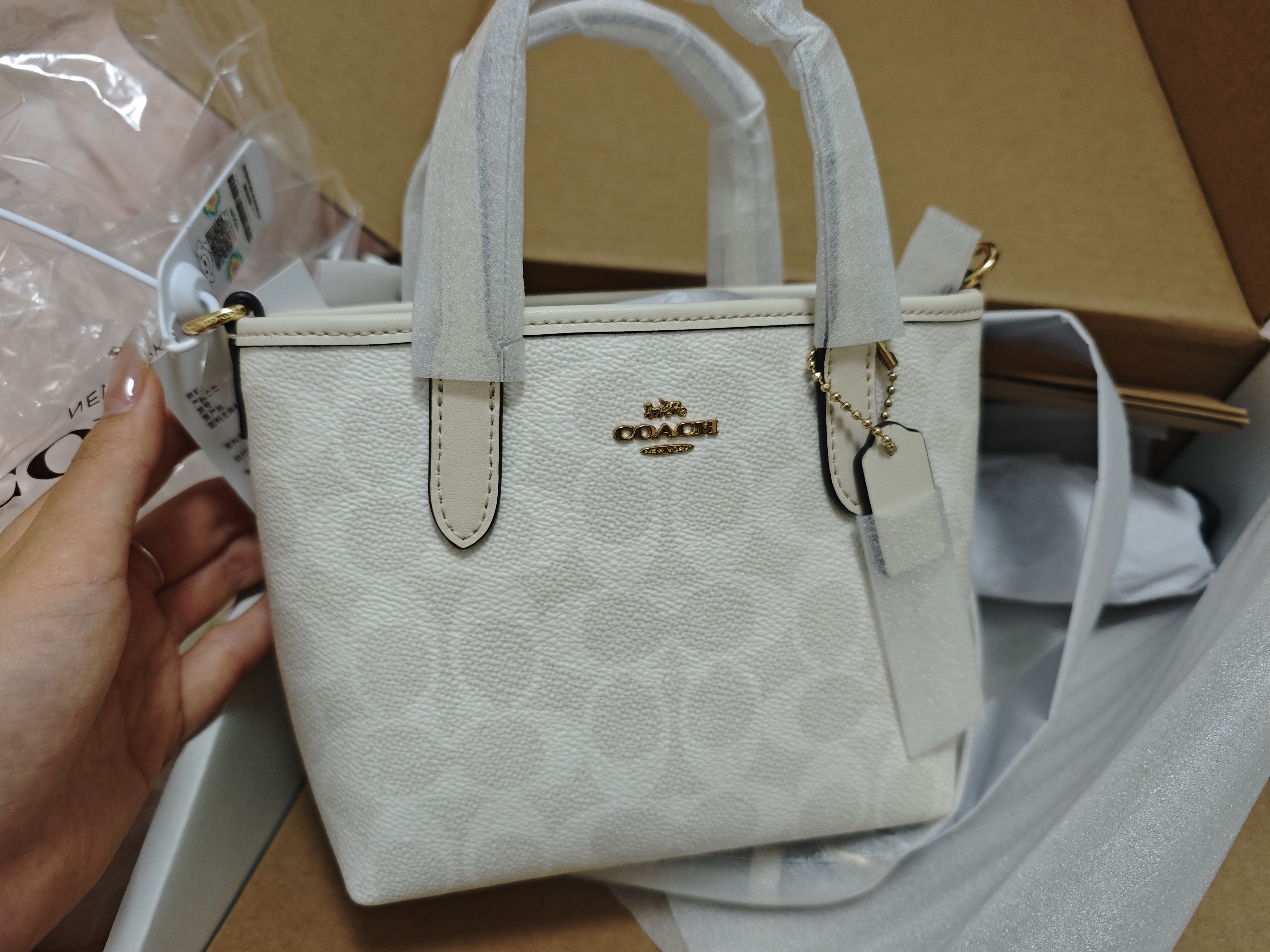 蔻驰（COACH）【品牌直供】女士CITY15小号斜挎托特包白细肩带CW032礼物次日达 实拍图