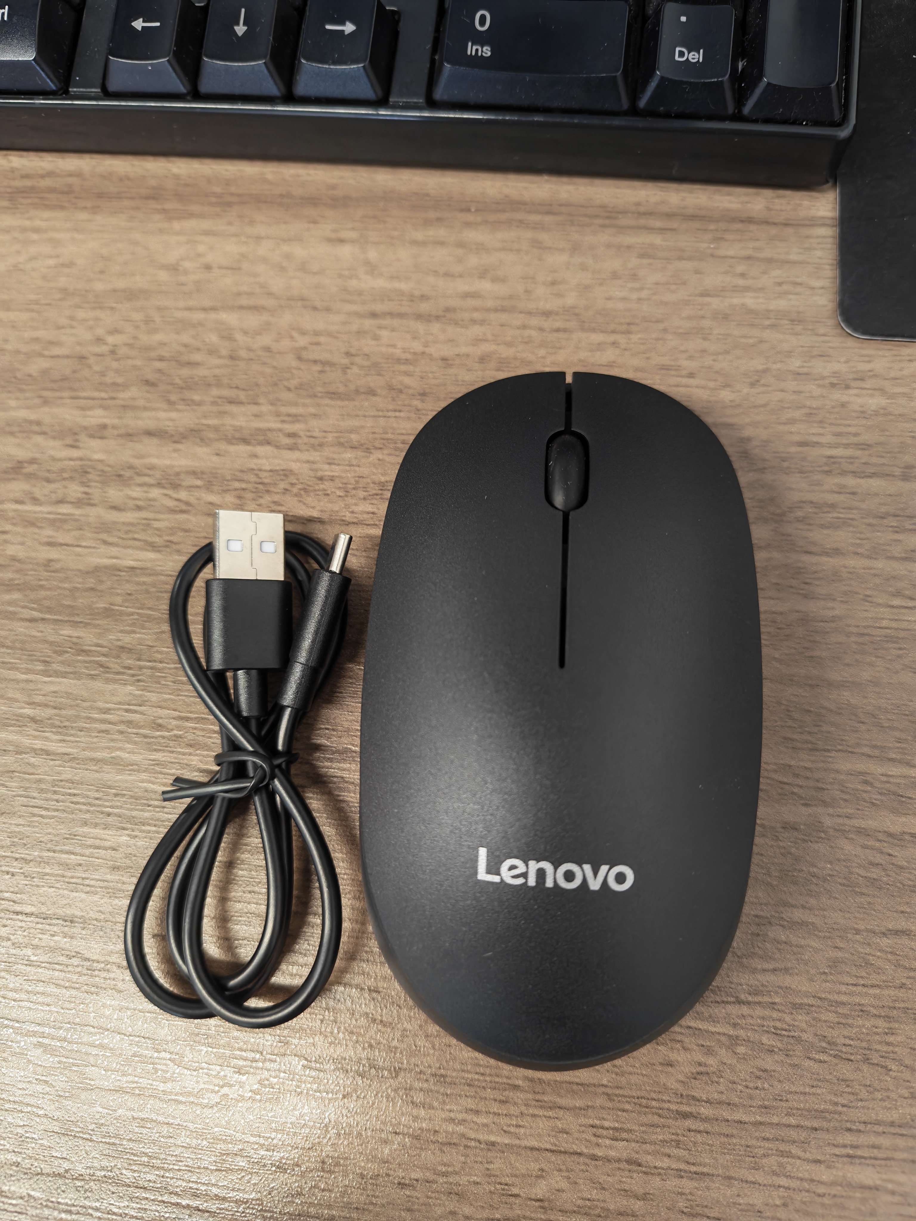 联想（Lenovo）无线鼠标 办公鼠标便携鼠标 笔记本鼠标 电脑鼠标 M26黑色 可充电 带无线2.4G接收器 实拍图