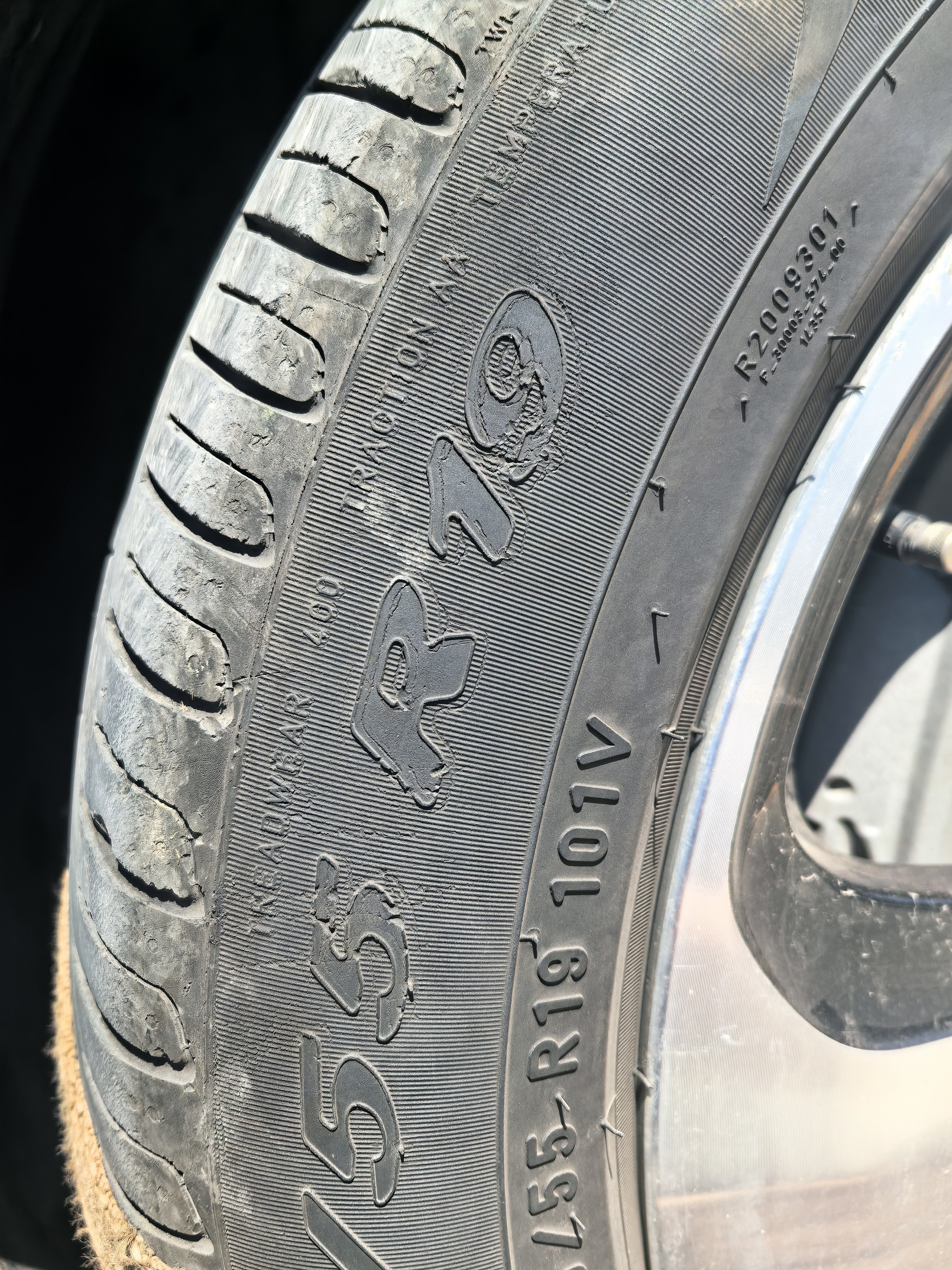 倍耐力防爆胎235/55R19 101V 蝎子S-VERD(R-F,MOE)原配奔驰GLC 实拍图
