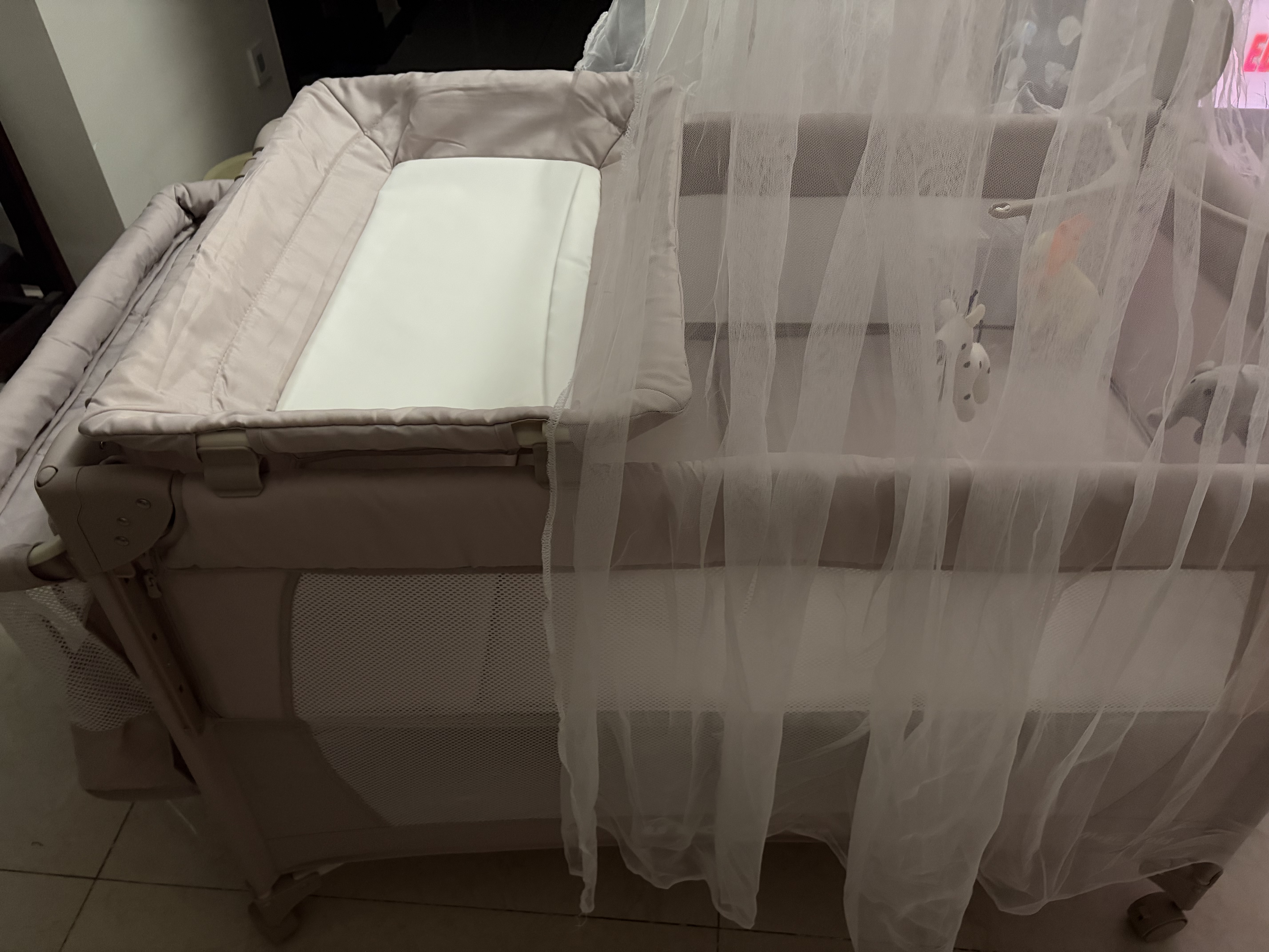 优乐博（ULOP）婴儿床可折叠可移动0-3岁宝宝床多功能婴儿床可升降婴儿拼接床 尿布台婴儿床二合一摇篮摇摇床 一键折叠床豪华款 婴儿用品实用新生儿见面礼物便携折叠婴儿床 实拍图