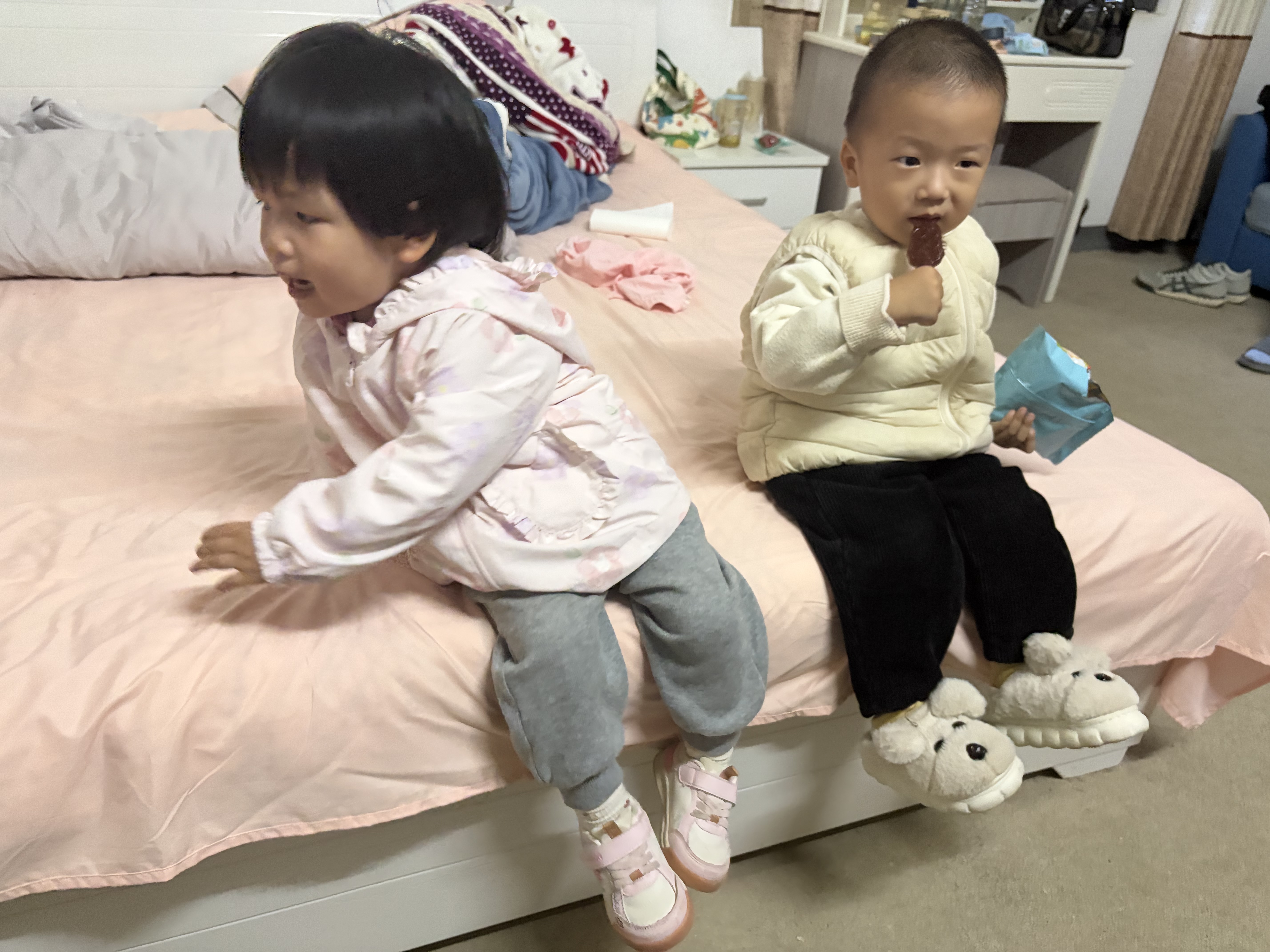 戴维贝拉女童外套儿童洋气风衣宝宝休闲连帽印花春装外衣 实拍图