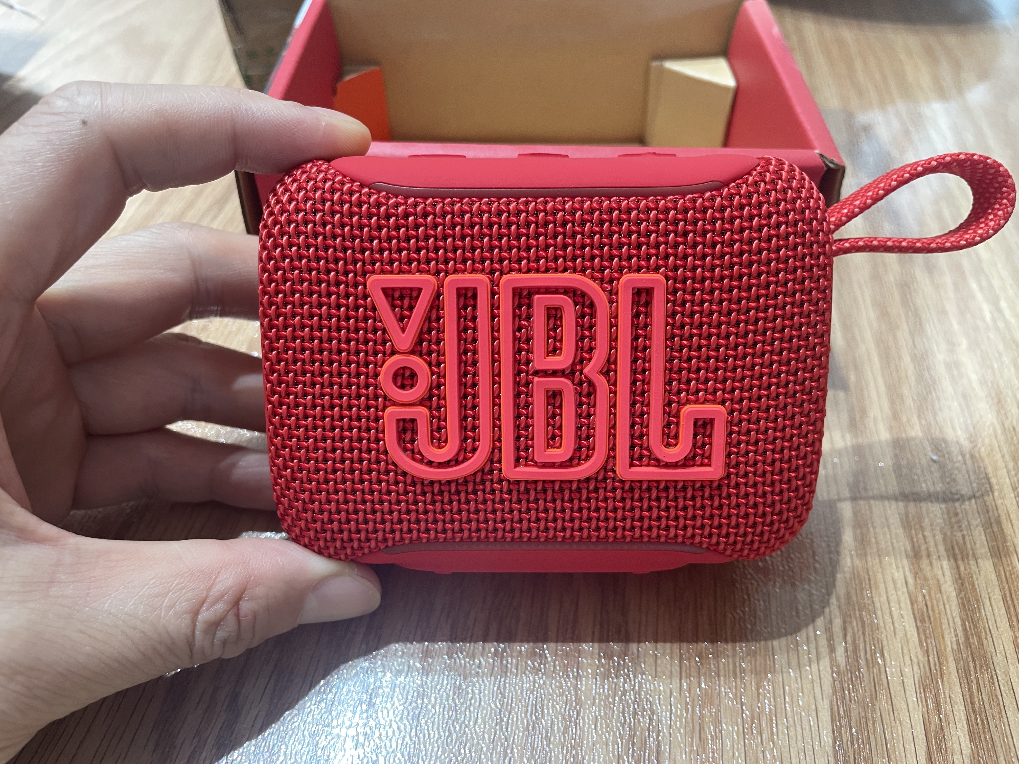 JBL GO5 音乐金砖五代 蓝牙音箱 便携迷你音响 氛围灯音箱 口袋音箱 Pocket出游搭子 礼物音箱 石榴红 实拍图