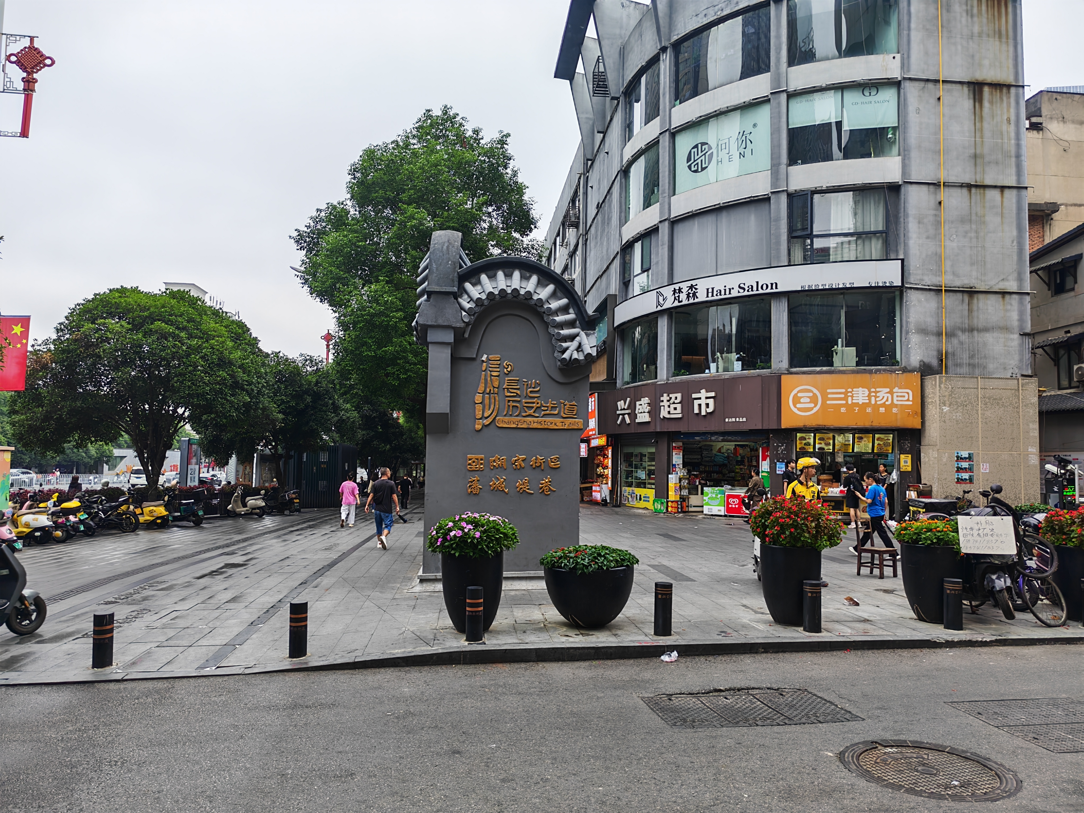 绿源（Luyuan）电动摩托车M7U74公里长续航国民好车60V5块铅酸电池大动力1000W电机电瓶车代步通勤云影灰 实拍图