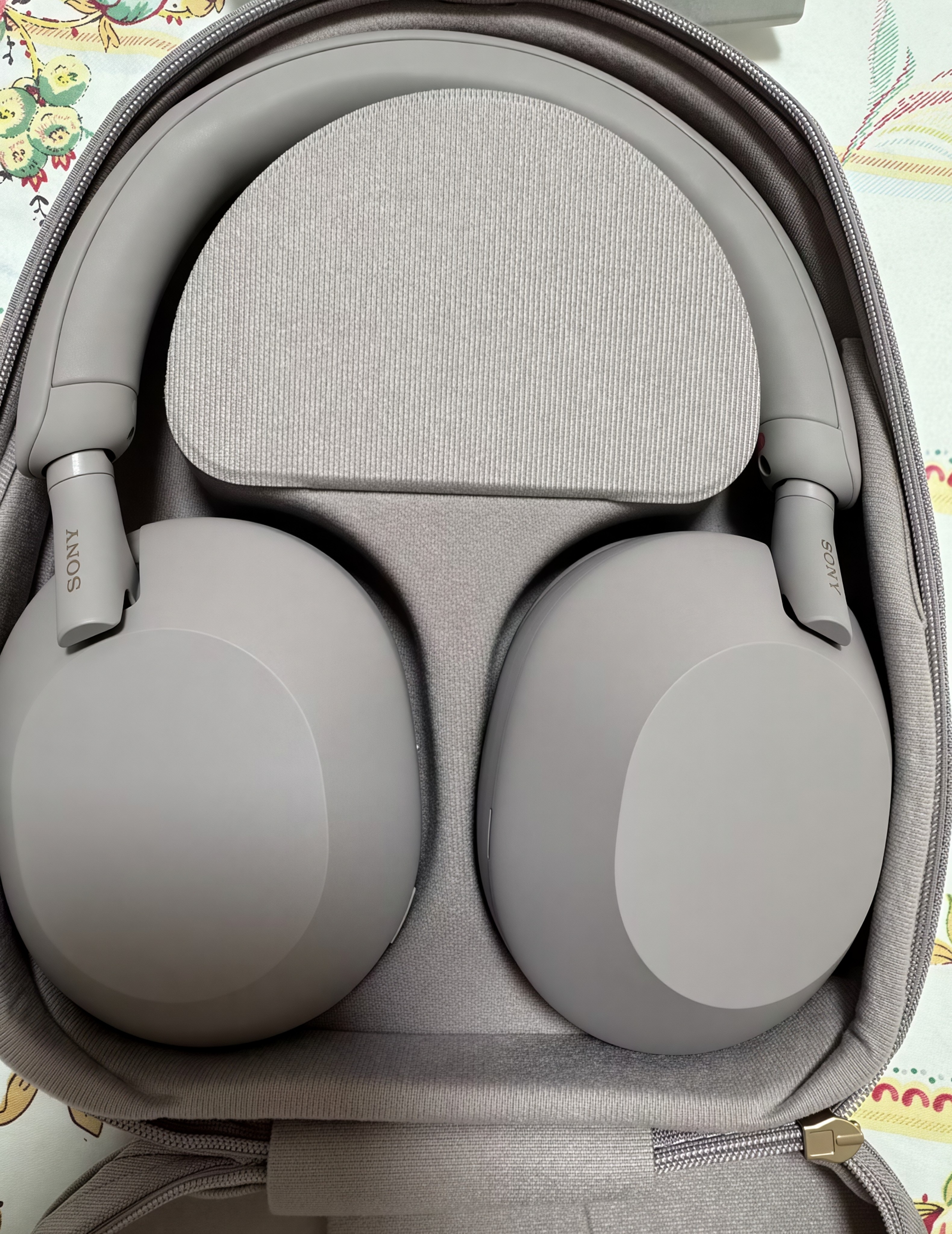索尼（SONY）WH-1000XM5 头戴式无线蓝牙降噪耳机 AI智能降噪 1000XM4升级款 网课游戏礼物送男女友学生 玫瑰灰 WH-1000XM5 实拍图