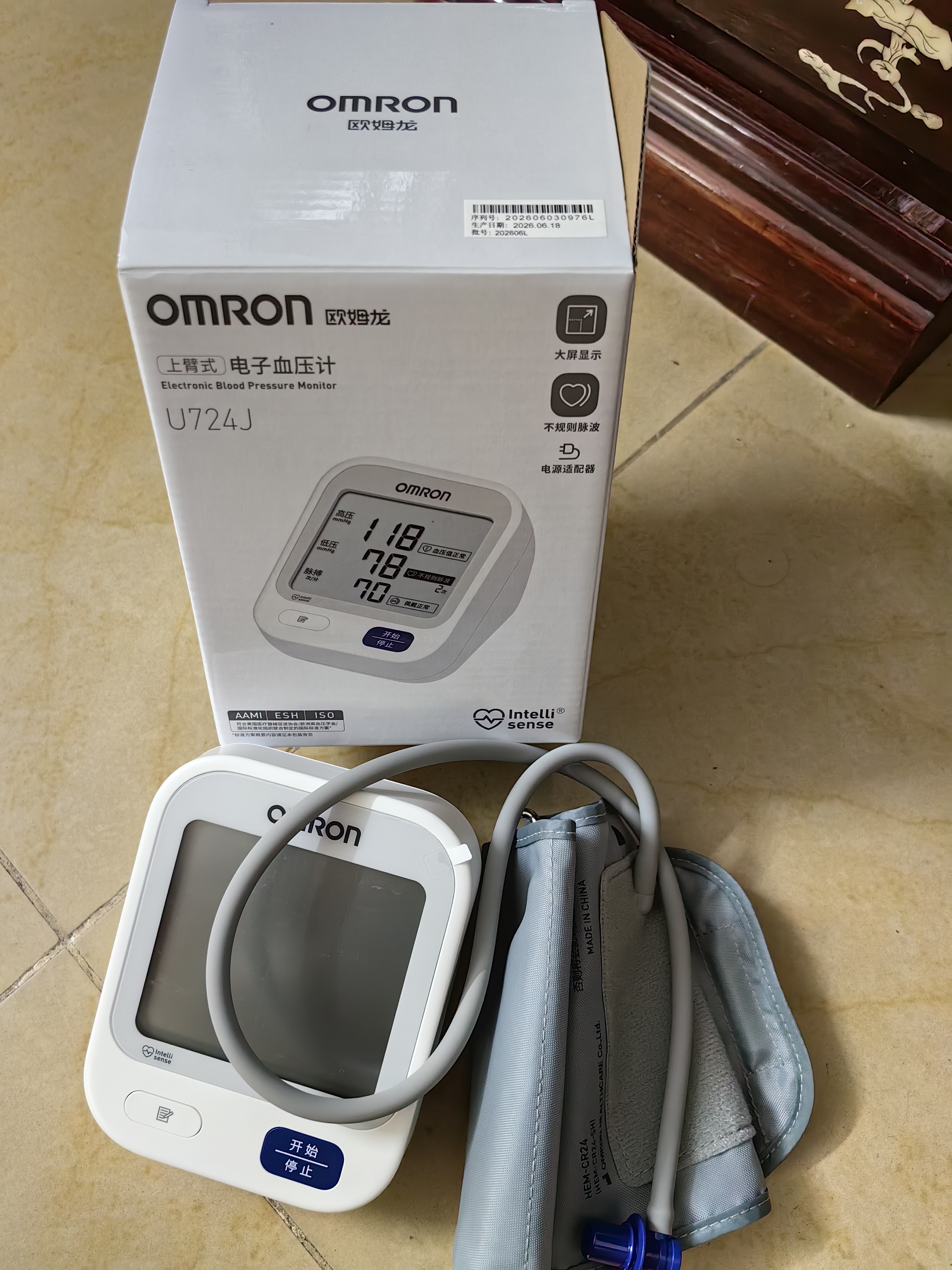 欧姆龙（OMRON）上臂式电子血压计血压仪医用高精准血压测量仪家用U724J 实拍图