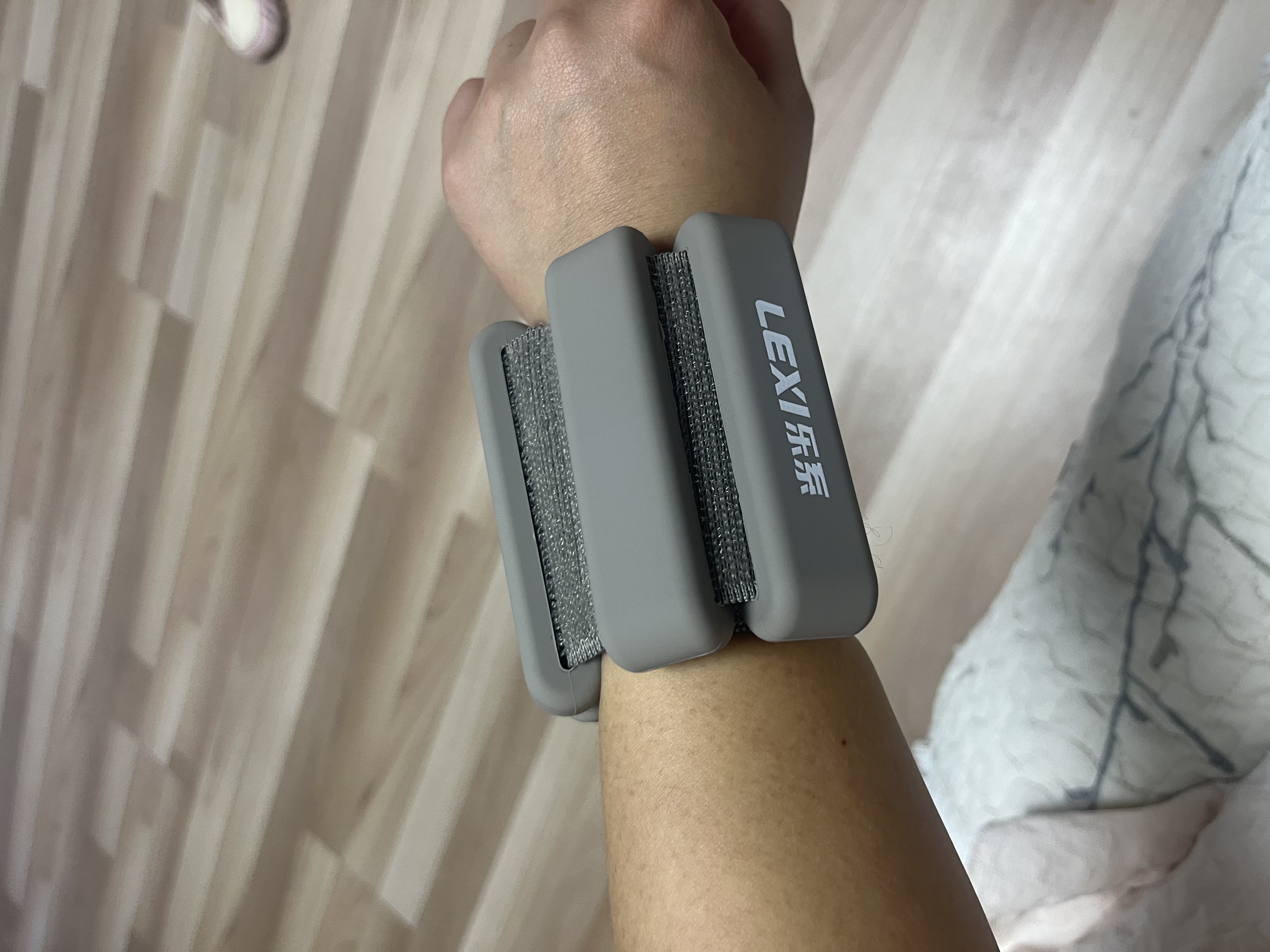 乐系（lexi）负重手环可调节脚环小巧硅胶运动健身器材女跑步跳操配重 咖色4磅 实拍图