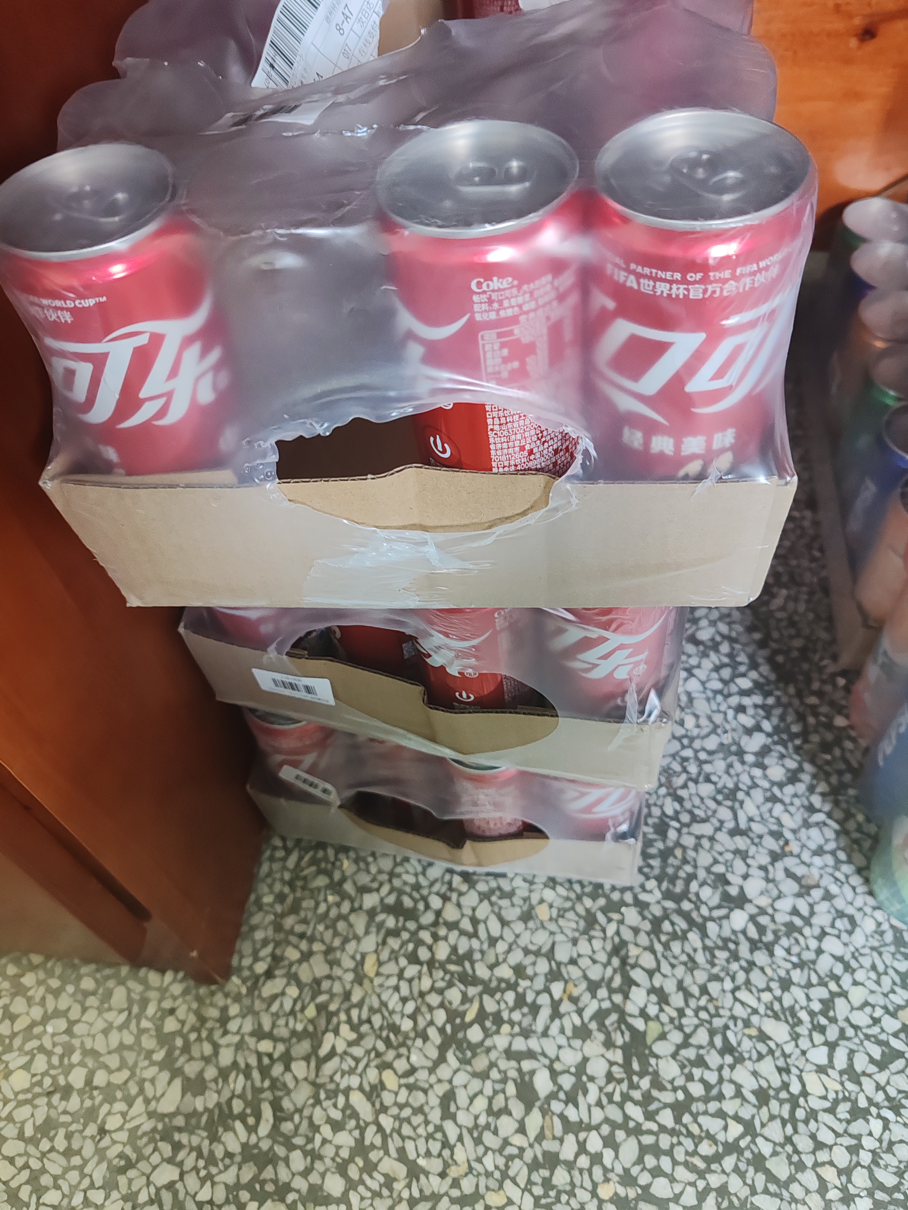 可口可乐（Coca-Cola）经典口味 汽水饮料 碳酸饮料 330ml*24摩登/主题罐 随机发货 实拍图