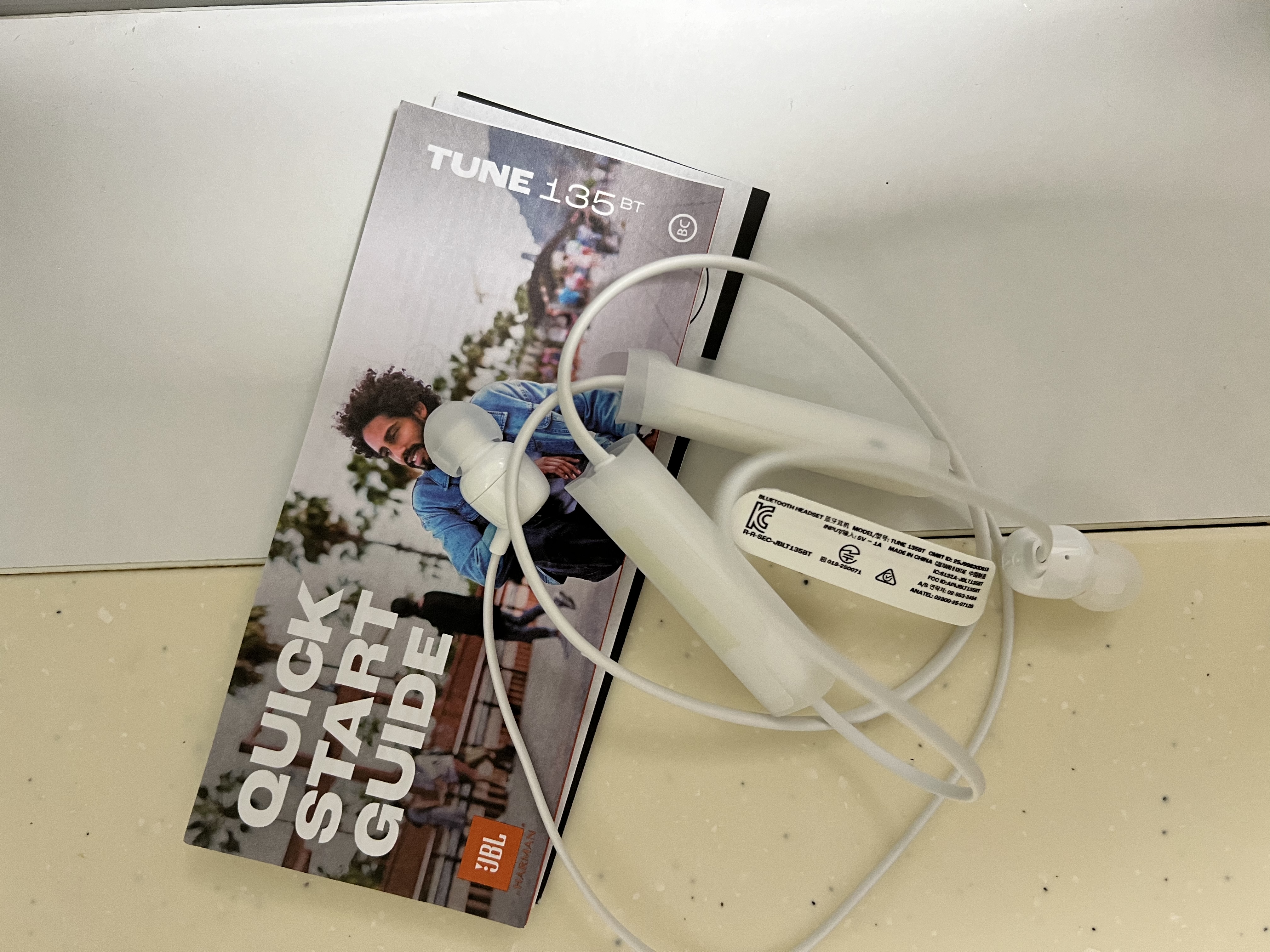 JBLTUNE135BT蓝牙无线耳机 颈挂式运动耳机 无线立体声耳机适用 苹果耳机 白色 实拍图