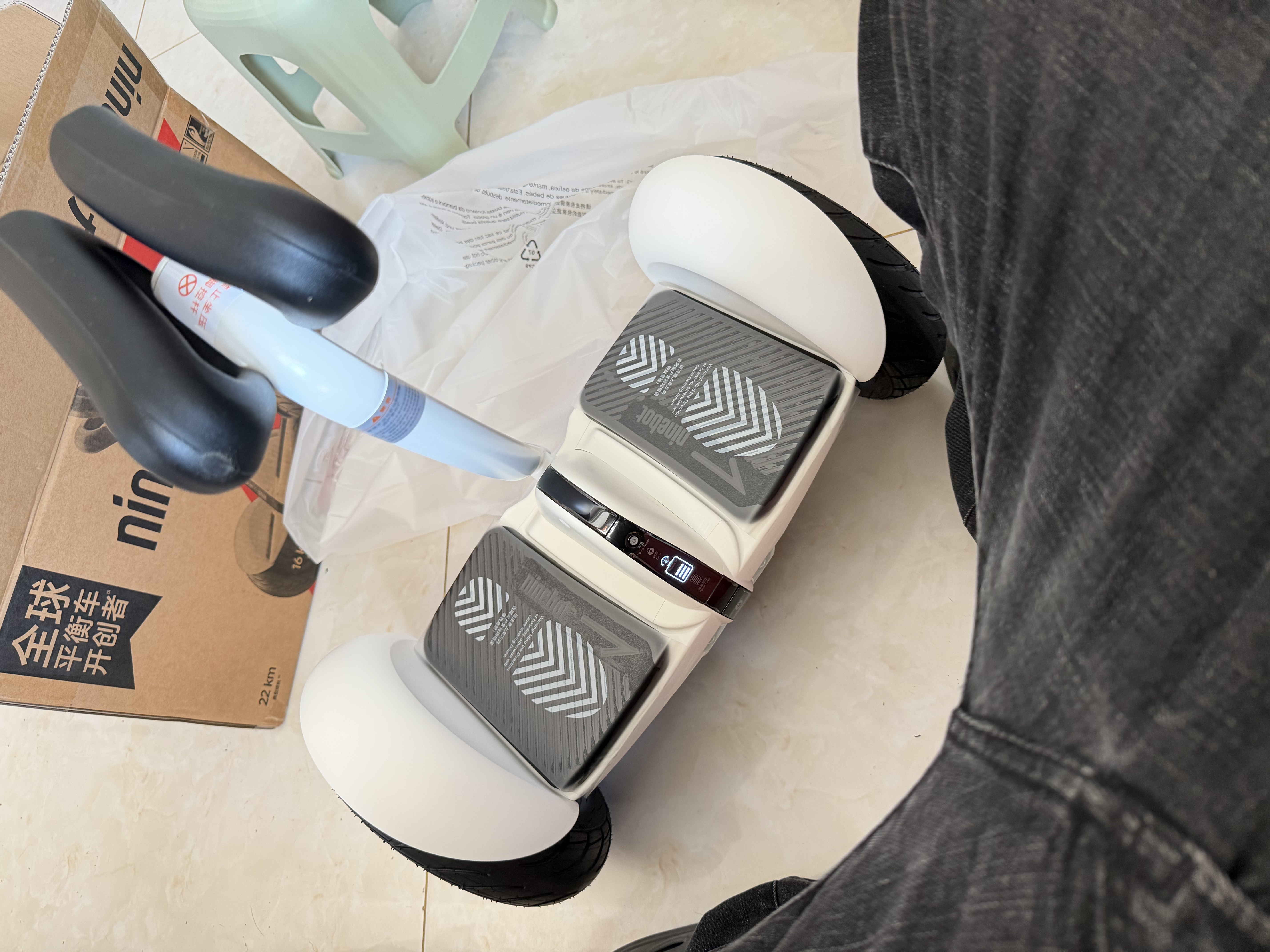 九号（Ninebot）电动平衡车Mini白色智能代步长续航腿控送物生日礼物玩具两轮电动车成年人体感小九 实拍图