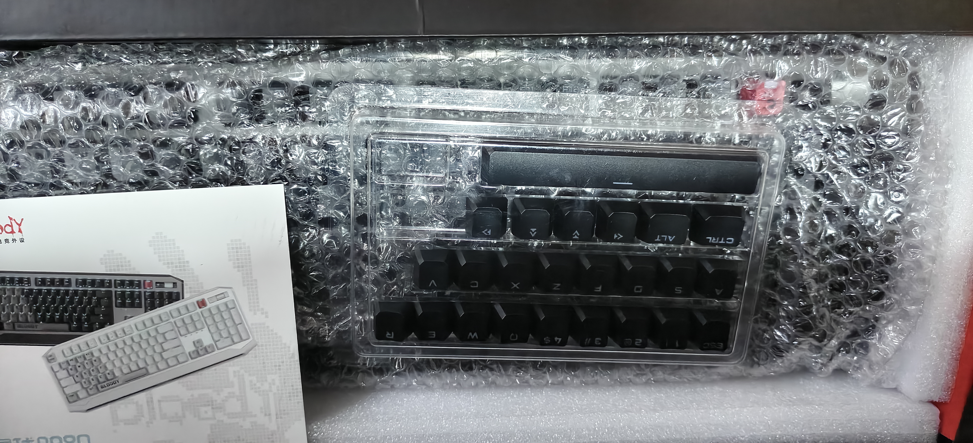 双飞燕（A4TECH）B980 107键 机械键盘 有线键盘游戏机械键盘游戏电竞专用 光轴键盘 血手幽灵 光轴 外星球黑 有线 实拍图