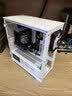 长城（Great Wall）冰霜X3W白色电脑机箱（MATX/360水冷位/磁吸翻门/细网孔金属面板/U3/9风扇位/五槽PCI/兼容5080） 实拍图