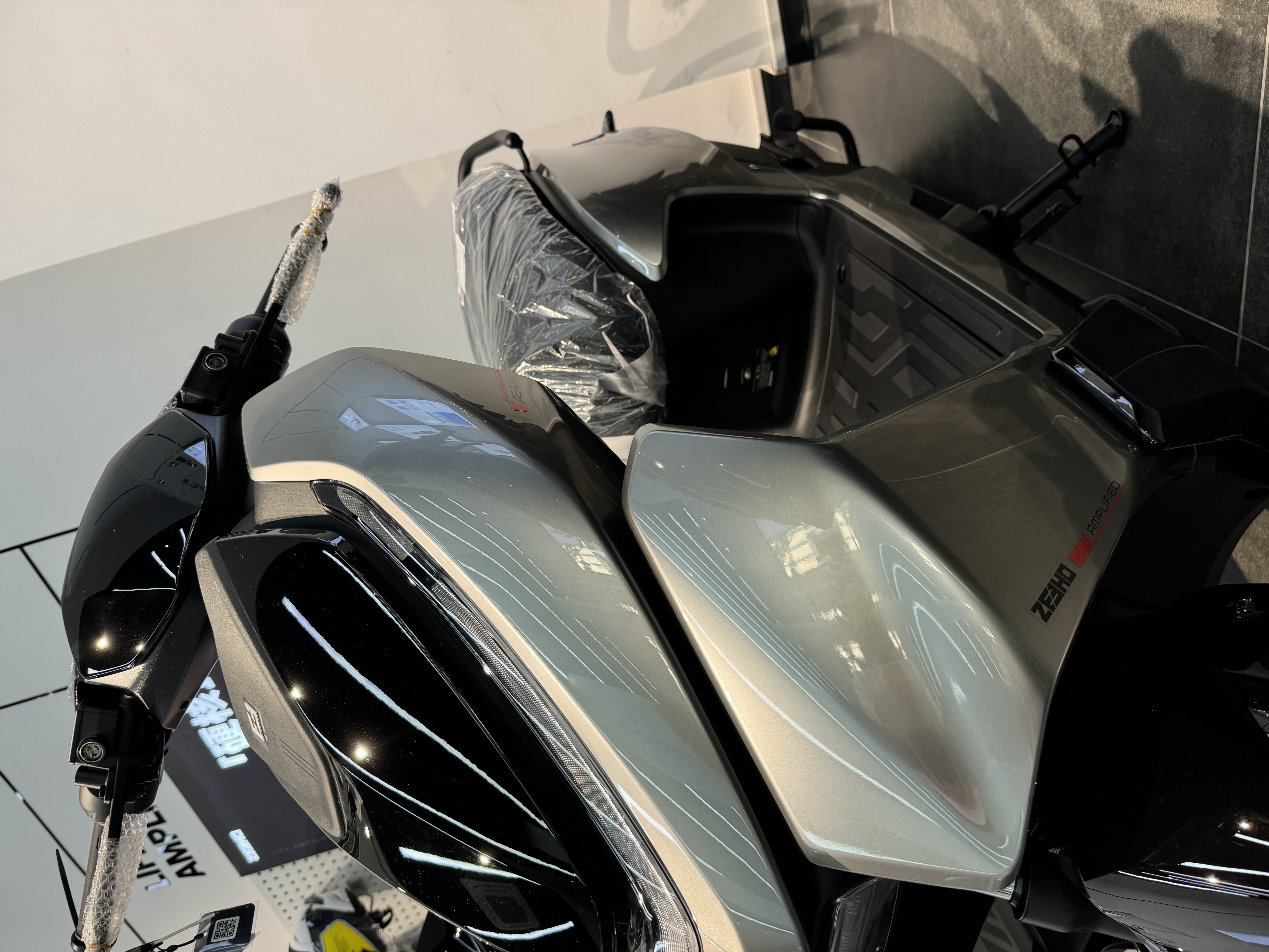 ZEEHO极核【AE4 SE+新款】高性能电摩电动摩托车通勤代步外卖智能电动车 到店自提 AE4 SE+新款 (颜色到店选) 实拍图