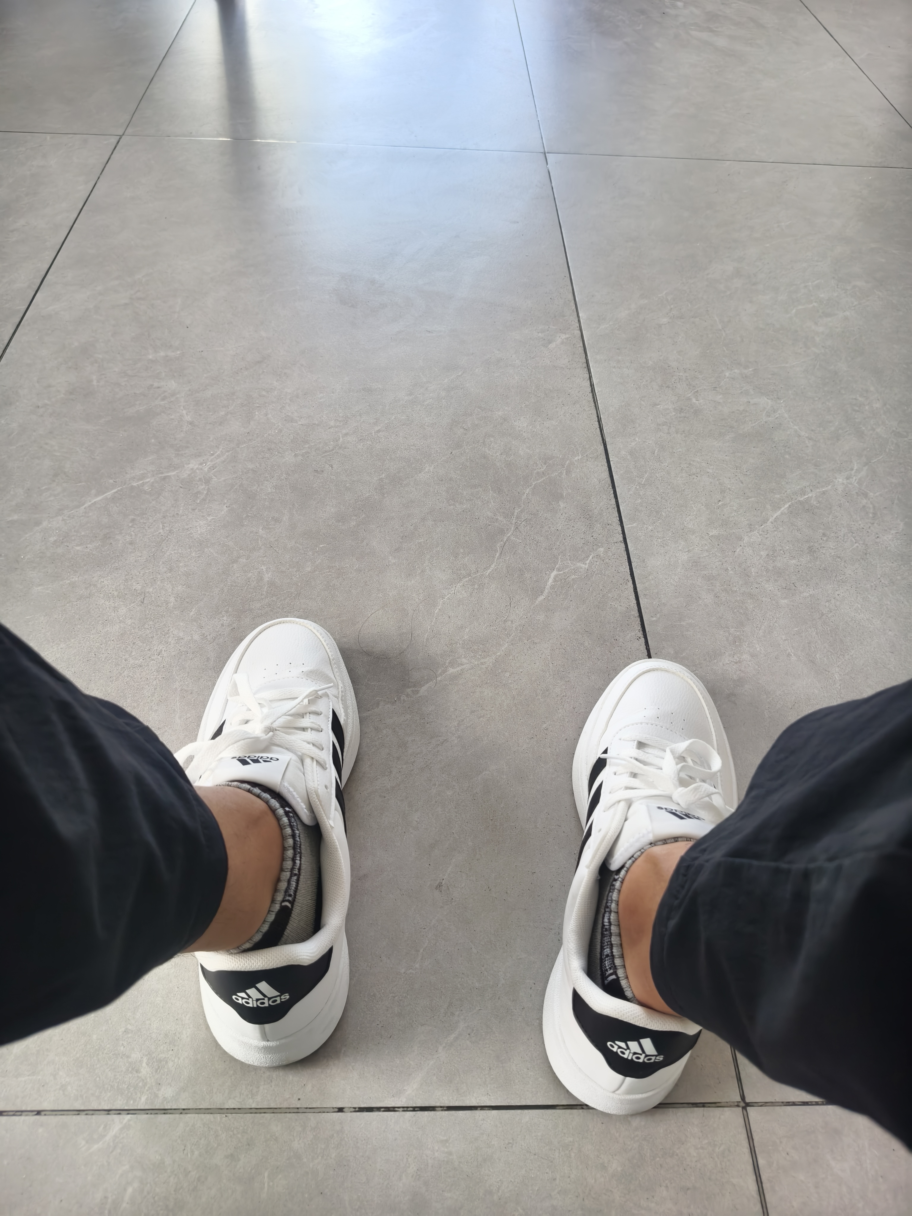 阿迪达斯（adidas）板鞋男鞋 2026秋季新款运动鞋低帮透气休闲鞋耐磨轻便小白鞋 透气小白鞋/现货速发/热销款 42 （内长260mm） 实拍图