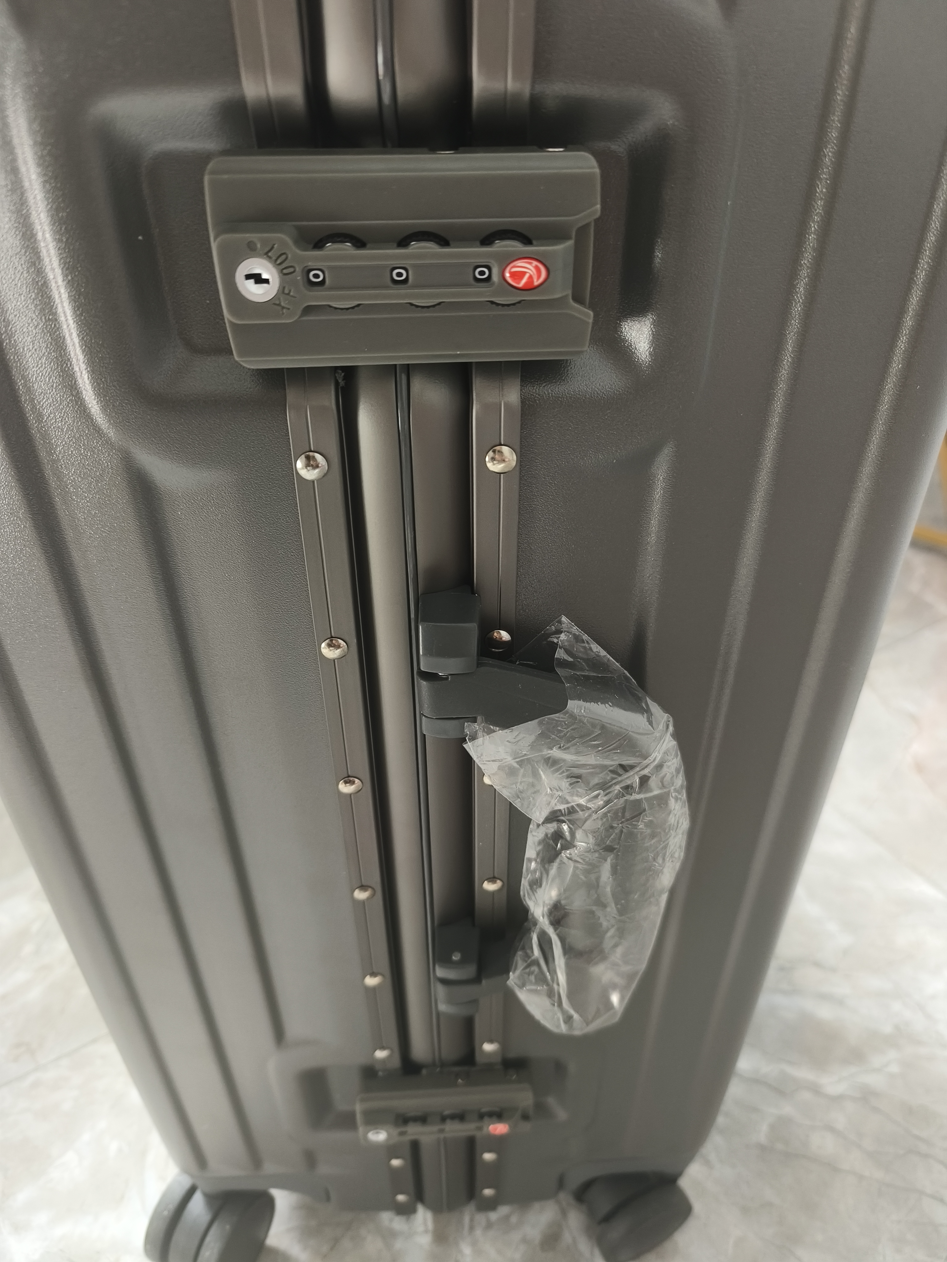 海澜之家（HLA）行李箱铝框拉杆箱旅行箱密码箱托运大容量皮箱烟灰色24英寸 实拍图