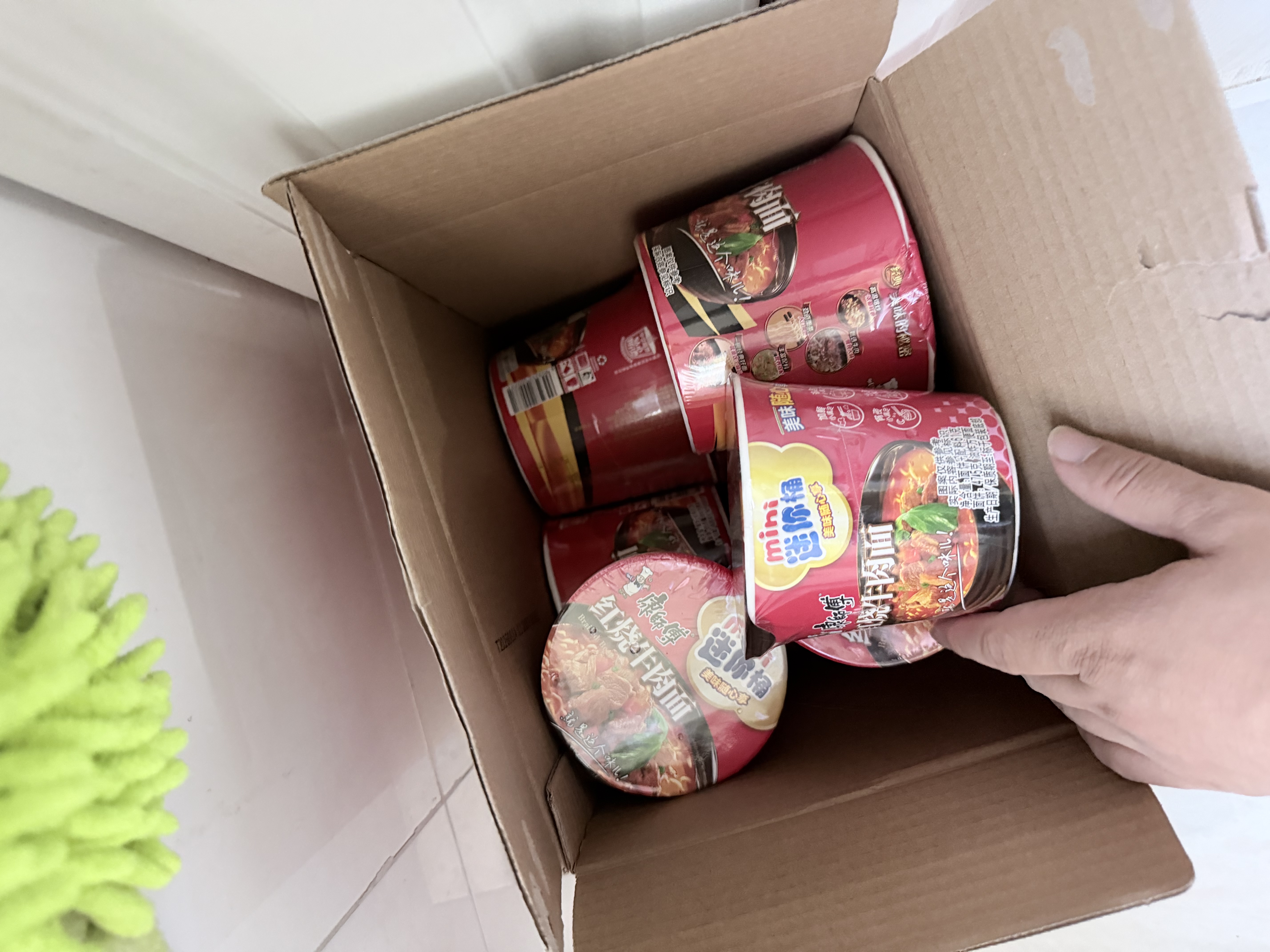 康师傅 方便面 经典红烧牛肉桶面110g*12 泡面整箱速食 方便食品 实拍图
