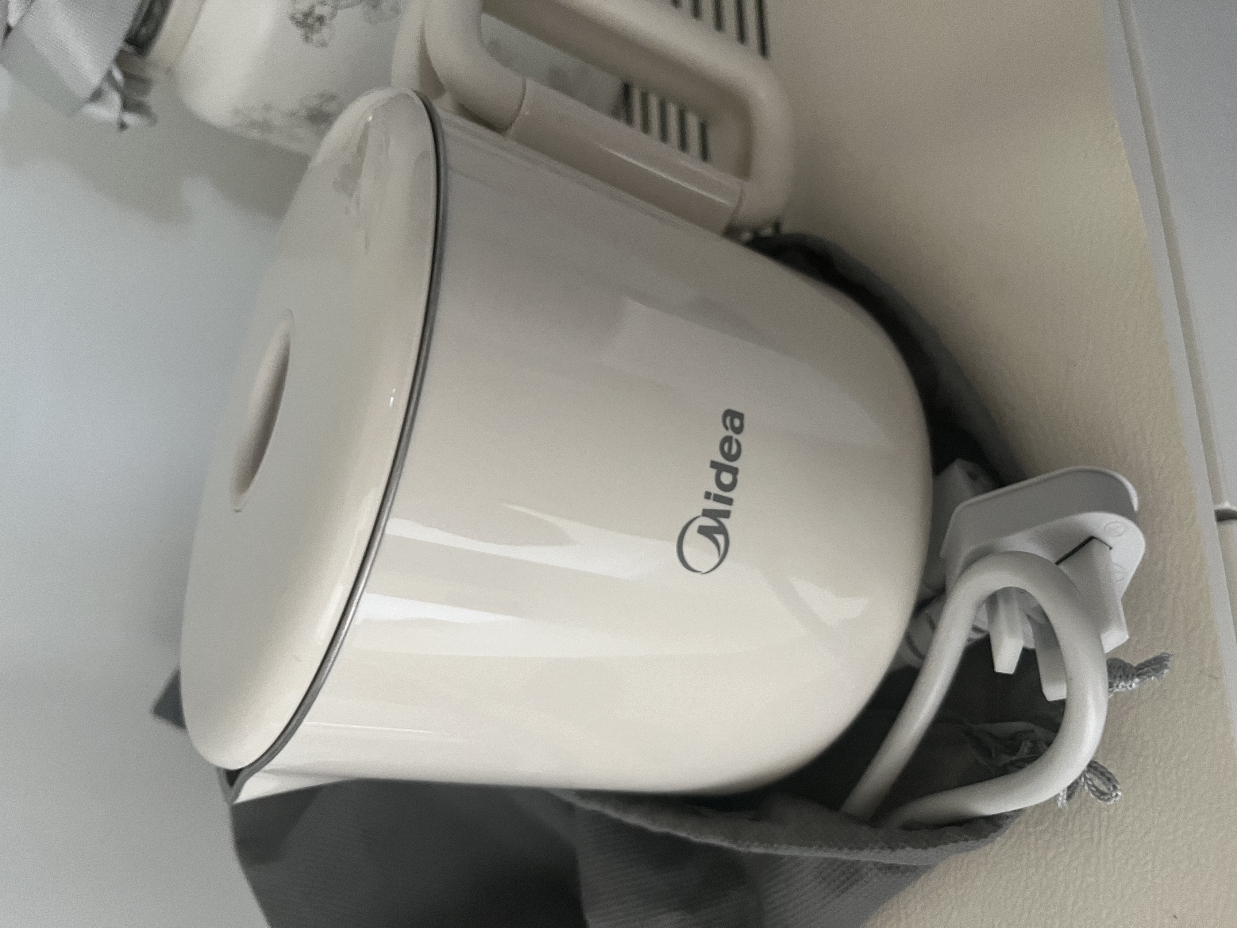 美的（Midea）第二代便携式可折叠烧水杯电热水壶差旅 保温泡面杯0.7L小容量迷你无缝内胆  SH07S104 实拍图