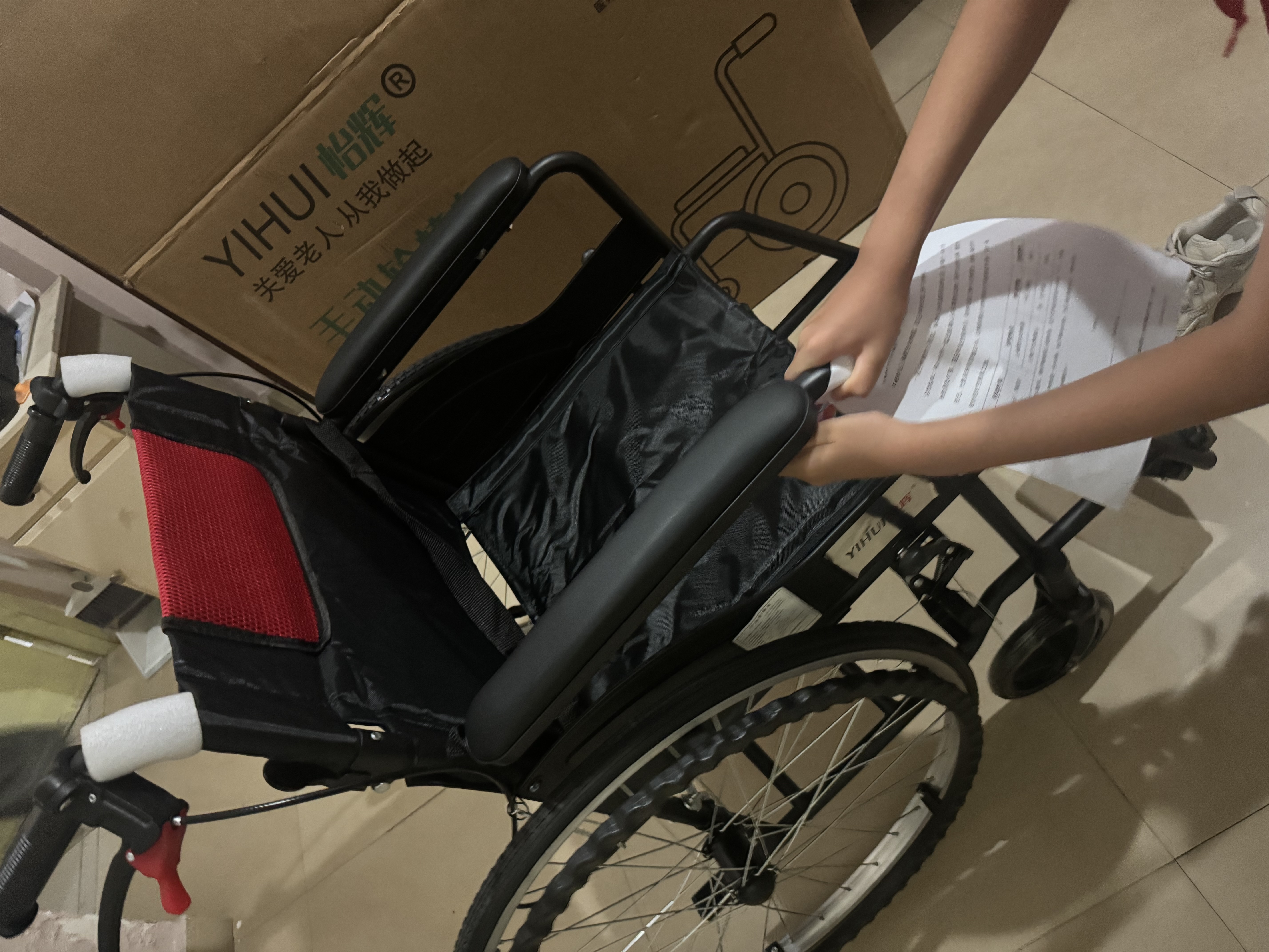 怡辉（YIHUI）轮椅轻便折叠老年人专用出行小型骨折便携式手动大轮代步车HG01A 实拍图