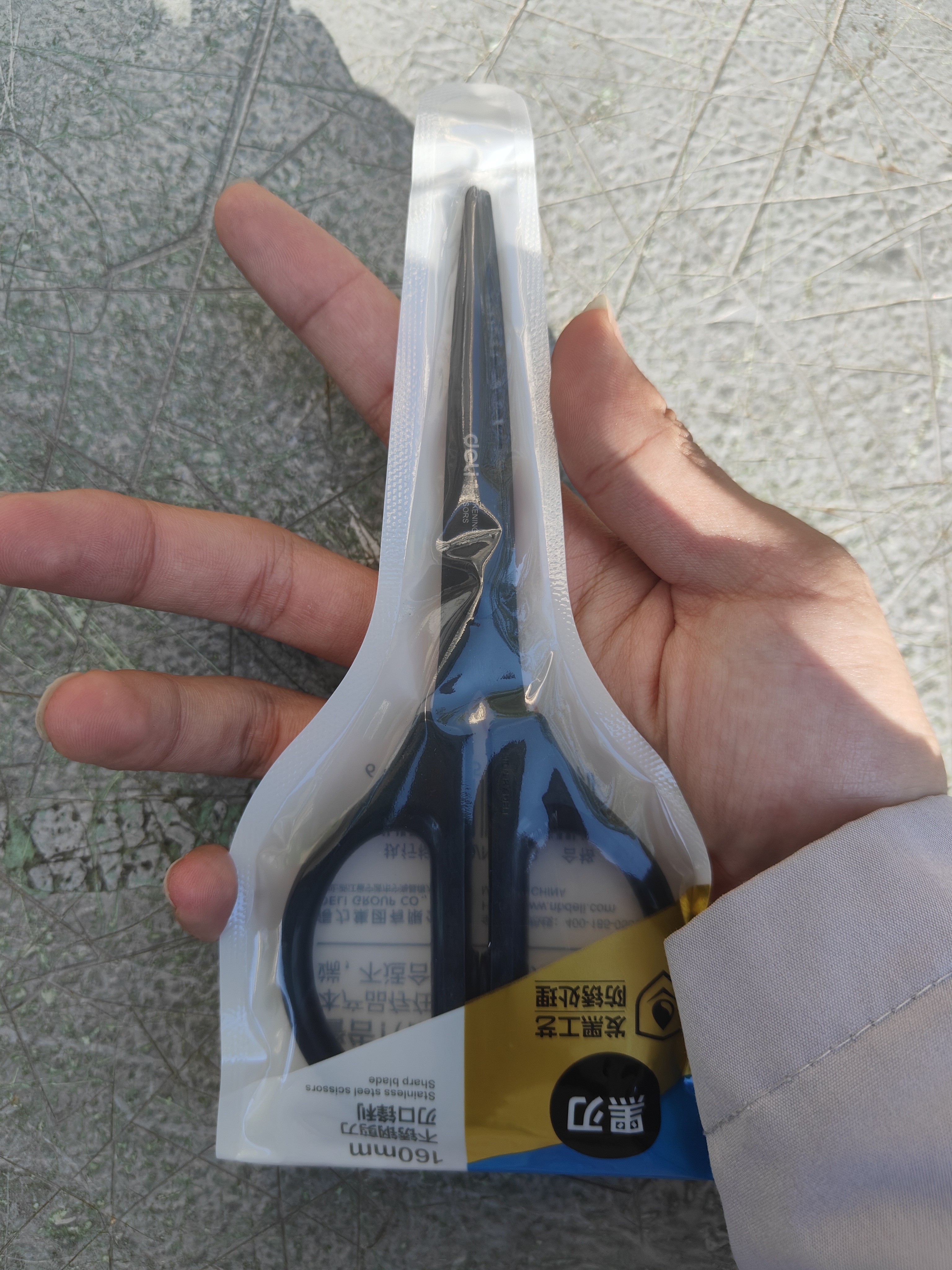 得力（deli）黑刃剪刀不锈钢剪子办公家用防粘剪厨房剪刀锋利耐磨手动剪纸剪刀 【防锈黑刃】中号黑色 1把装 实拍图