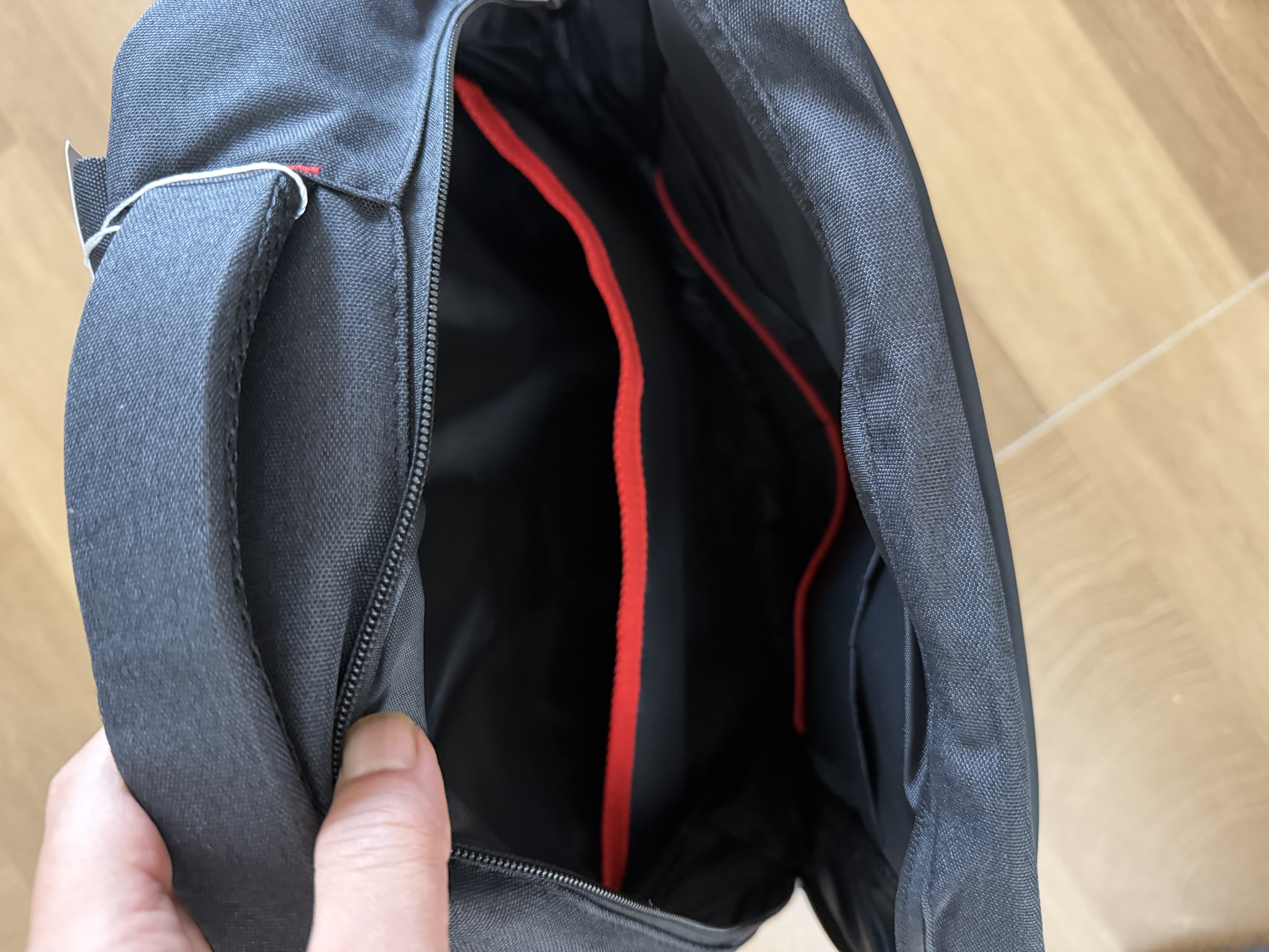 联想（Lenovo）投资品牌异能者 双肩包 电脑包 大学生书包休闲通勤出差商务旅行包防泼水 小新拯救者笔记本电脑包 实拍图