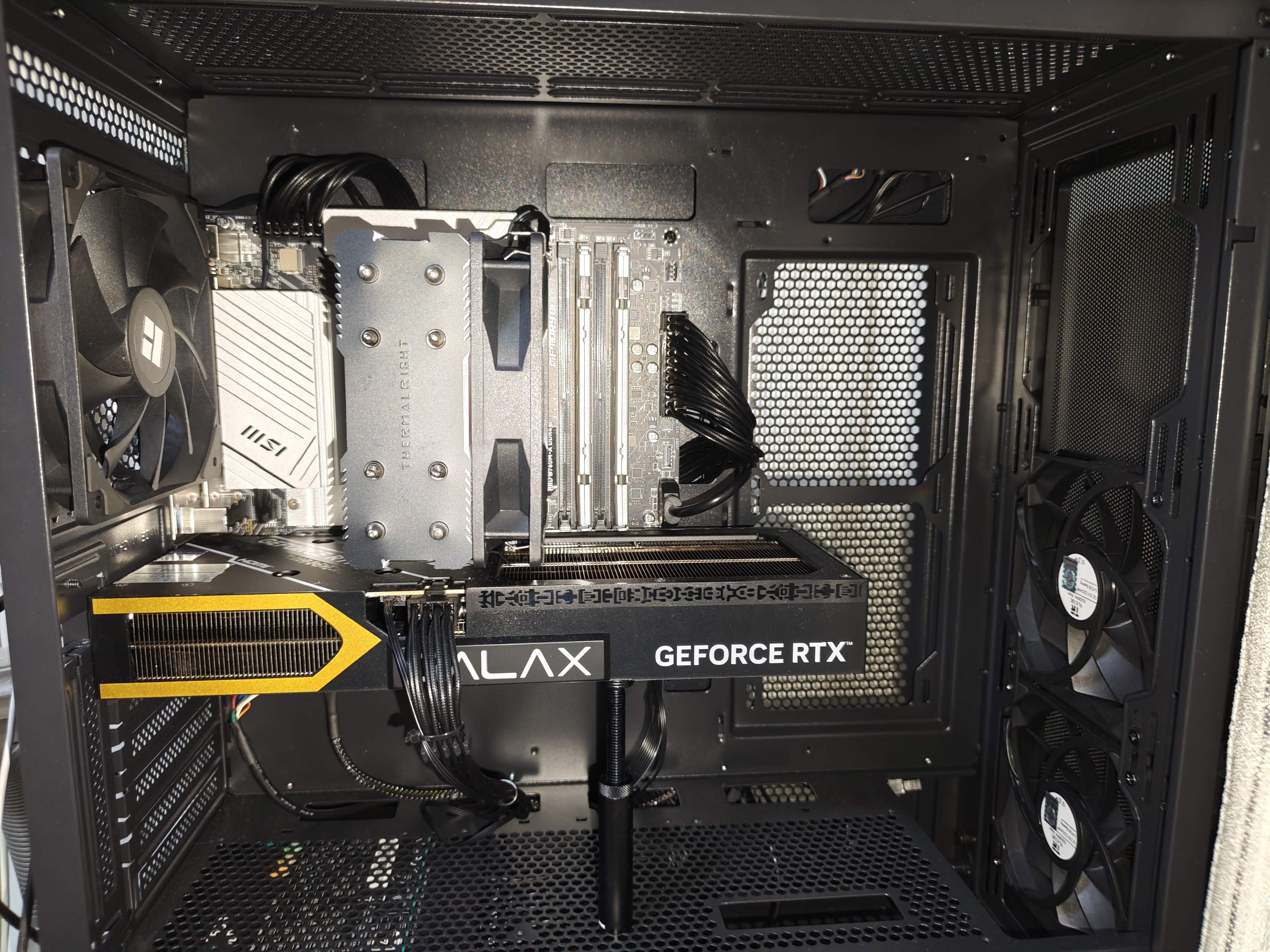 影驰GeForce RTX 5060 8G DLSS 4.5 视频剪辑 AI绘图 主流电竞游戏直播 三角洲行动推荐 电脑显卡 RTX5060魔刃NEO OC 实拍图