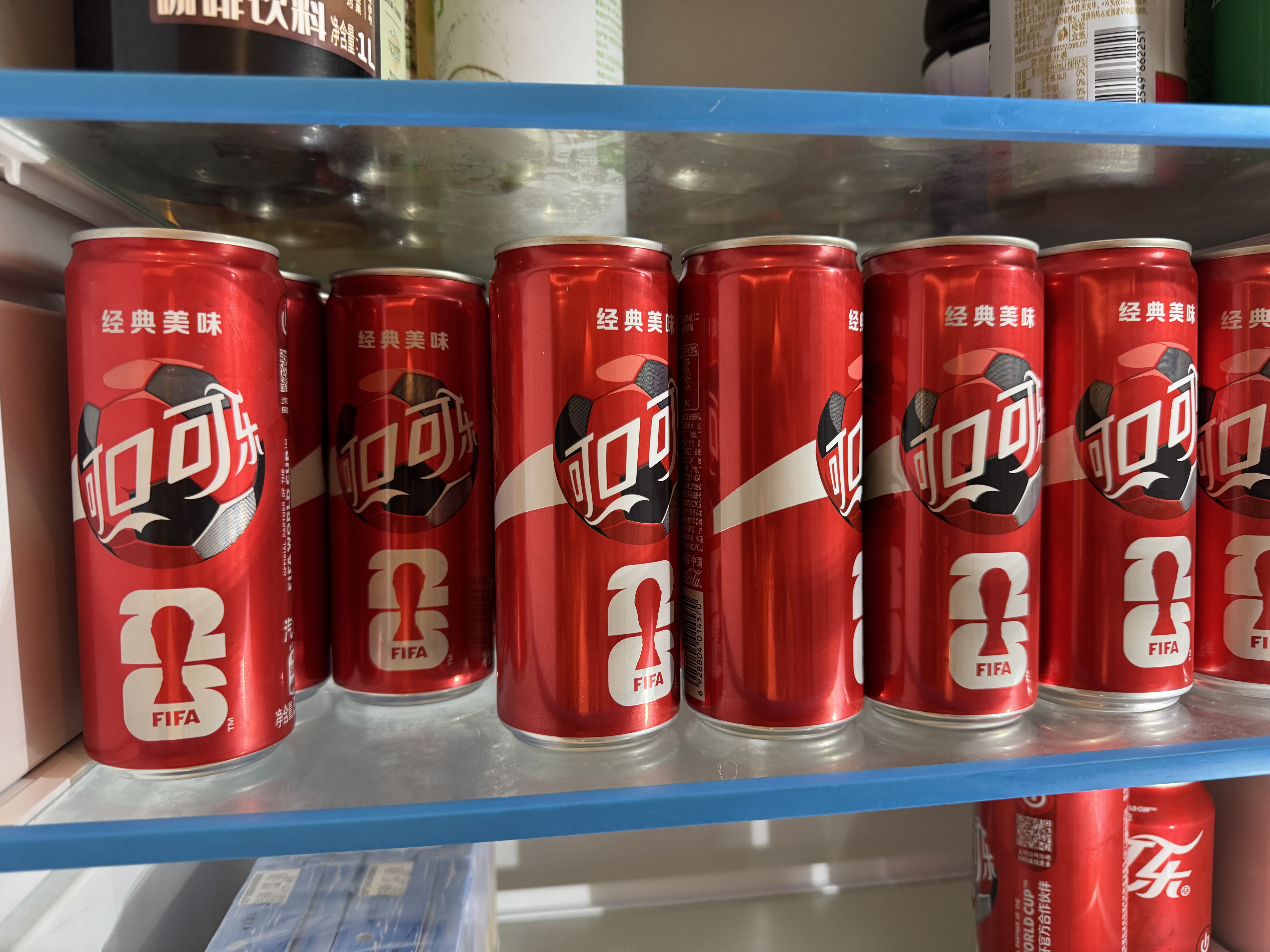 可口可乐（Coca-Cola）经典口味 汽水饮料 碳酸饮料 330ml*24摩登/主题罐 随机发货 实拍图