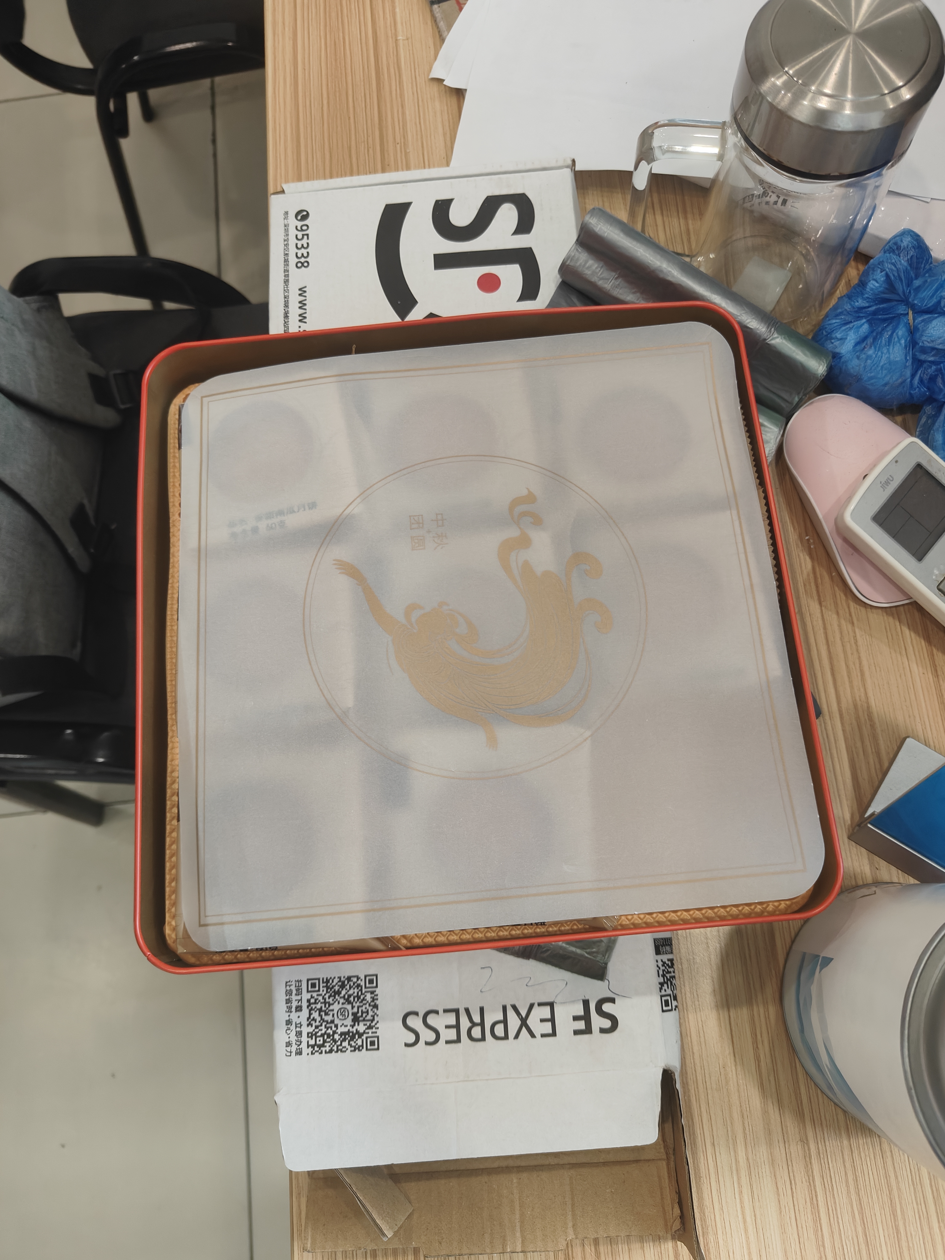 五芳斋 中秋节月饼礼盒中华老字号 广式蛋黄莲蓉豆沙五仁月饼礼品 【铁盒x9饼5味540克】悦见芳心月饼礼盒 实拍图