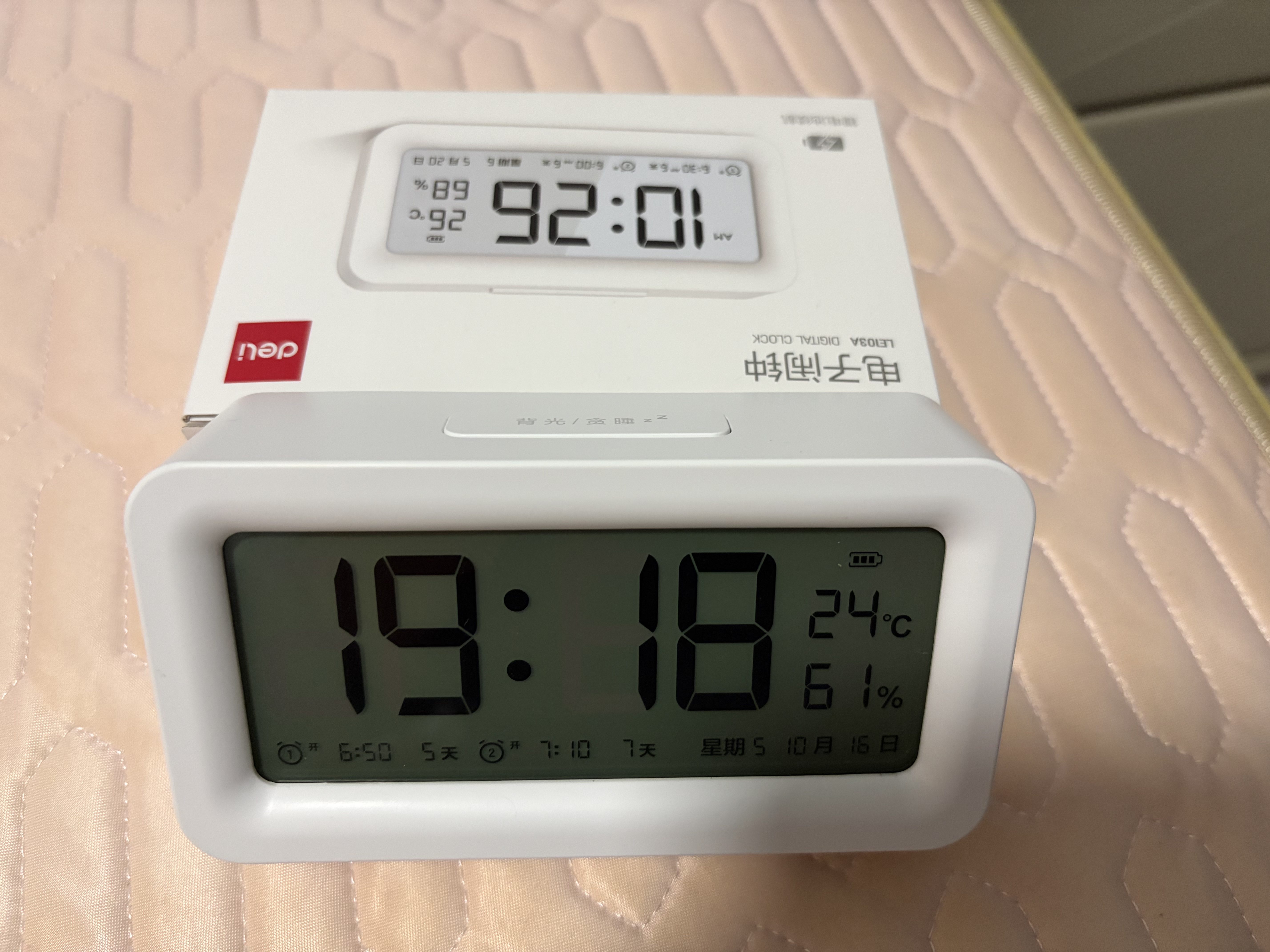 得力（deli）充电电子闹钟背光家用学生儿童温湿度计床头钟开学升学必备白 LE103A开学必备礼物开学季 实拍图