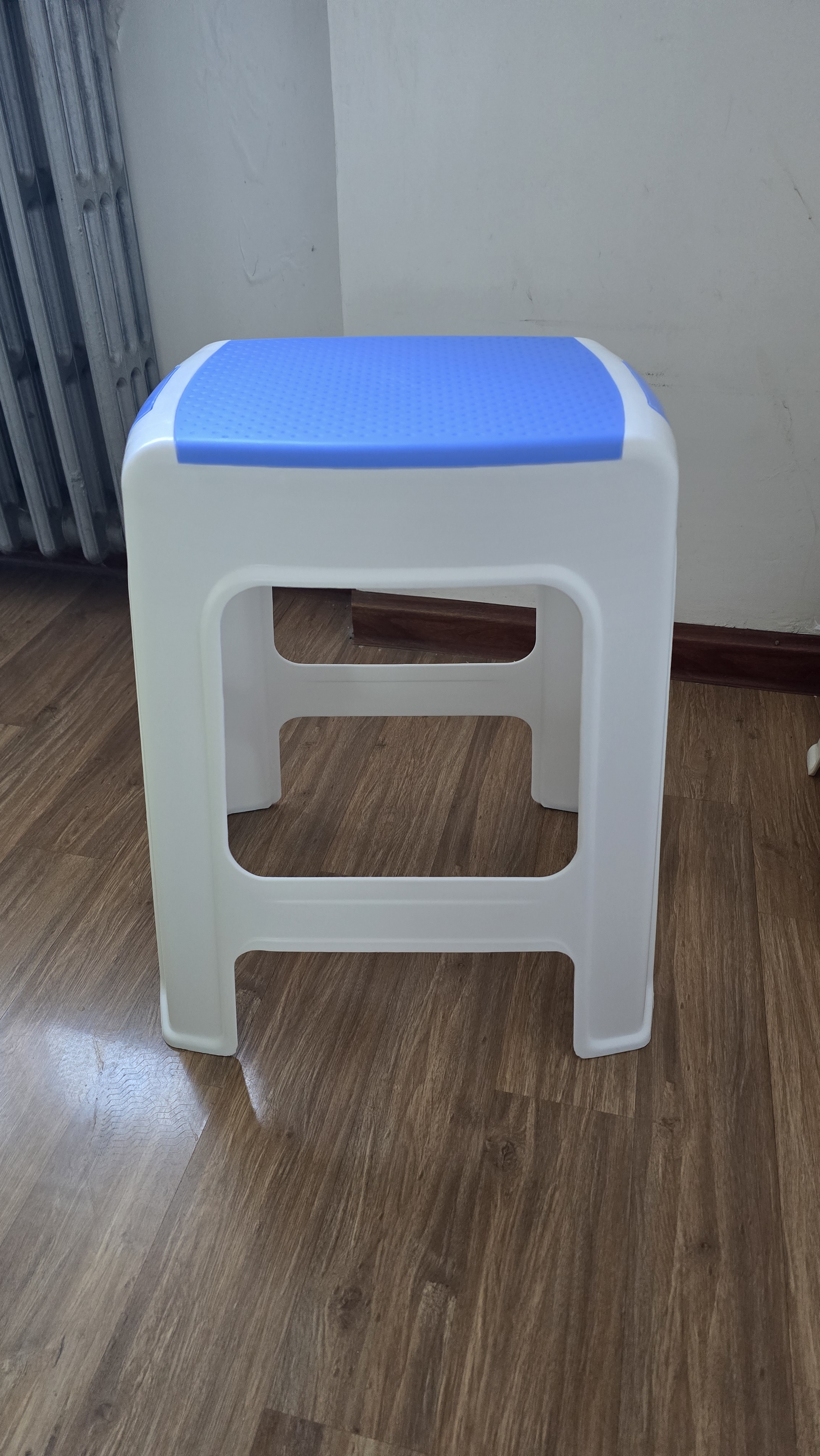 好尔塑料凳子客厅厨房加厚防滑休闲板凳叠摞高凳带提手大号蓝色 1个装 实拍图
