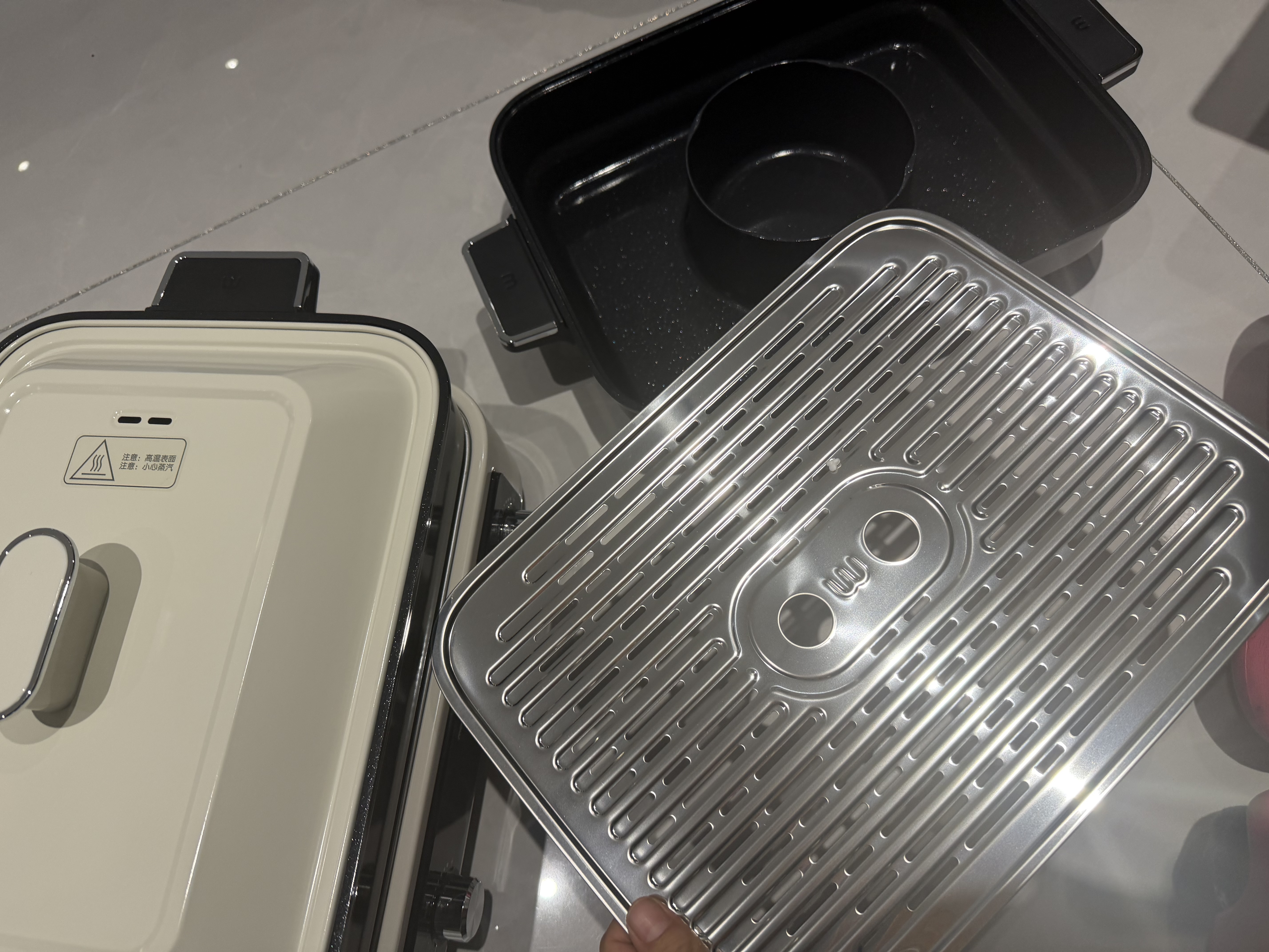摩飞电器（Morphyrichards）多功能锅四代料理锅鸳鸯电热火锅专用烤鱼家用分体6L大容量涮烤肉盘蒸煮煎炒一体围炉煮茶器MR9288 椰奶白(标配+鸳鸯锅）6L 实拍图
