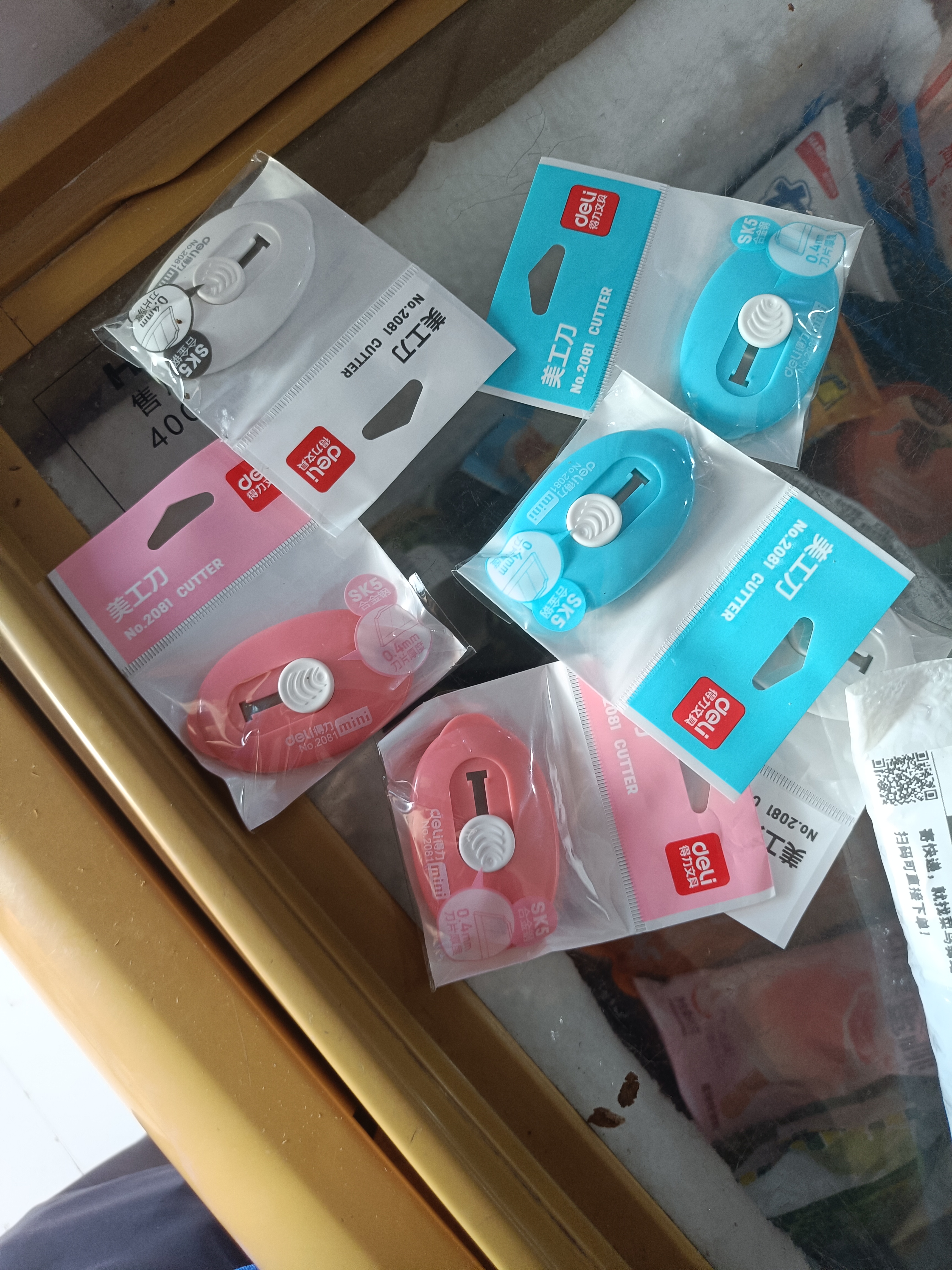 得力（deli） 美工刀小号开箱器拆快递包裹神器撕单包装专用小刀迷你折叠刀学生手工刀钥匙扣随身便携 迷你6个装（粉白蓝各2个） 实拍图