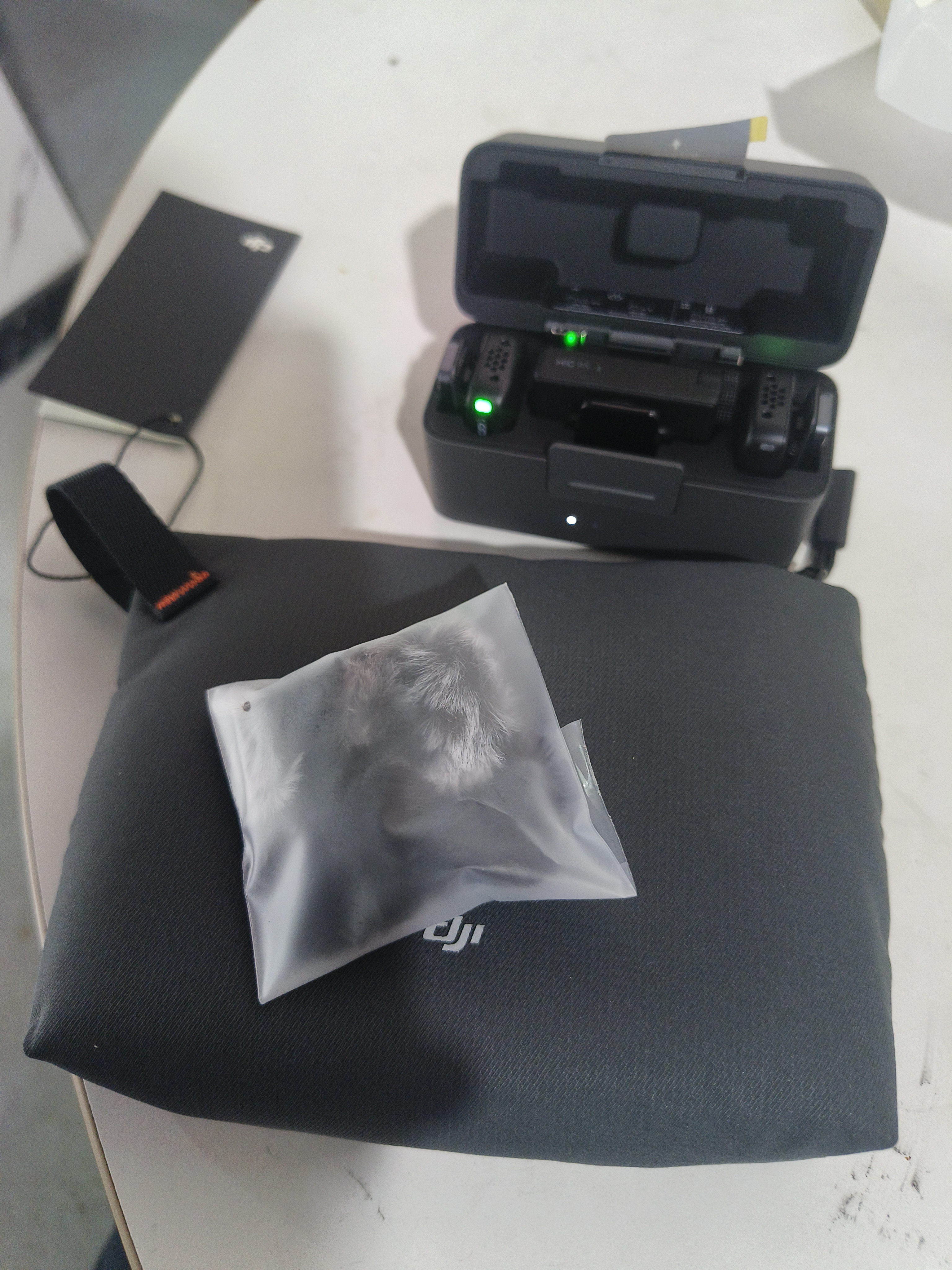 大疆（DJI） Mic Mini 迷你无线麦克风 降噪领夹麦克风 户外采访直播 vlog 手机相机微小型原声级收音麦 【相机+手机】两发一收带充电盒 官方标配(安卓/苹果15及以上) 实拍图