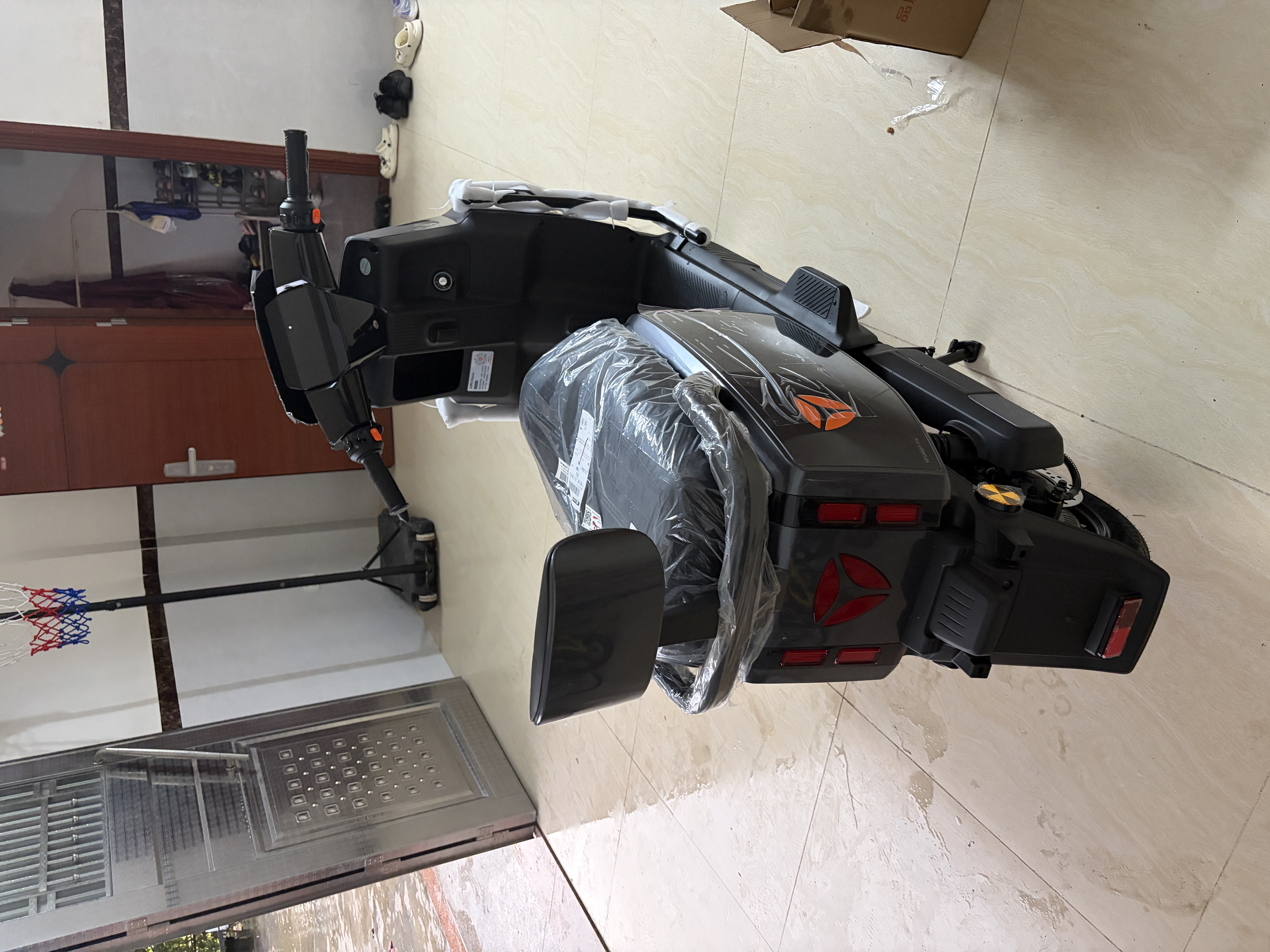 雅迪E30Plus电动摩托车【大动力】72V23Ah长续航1200W大动力高端外卖两轮电动车电瓶车黑色 实拍图