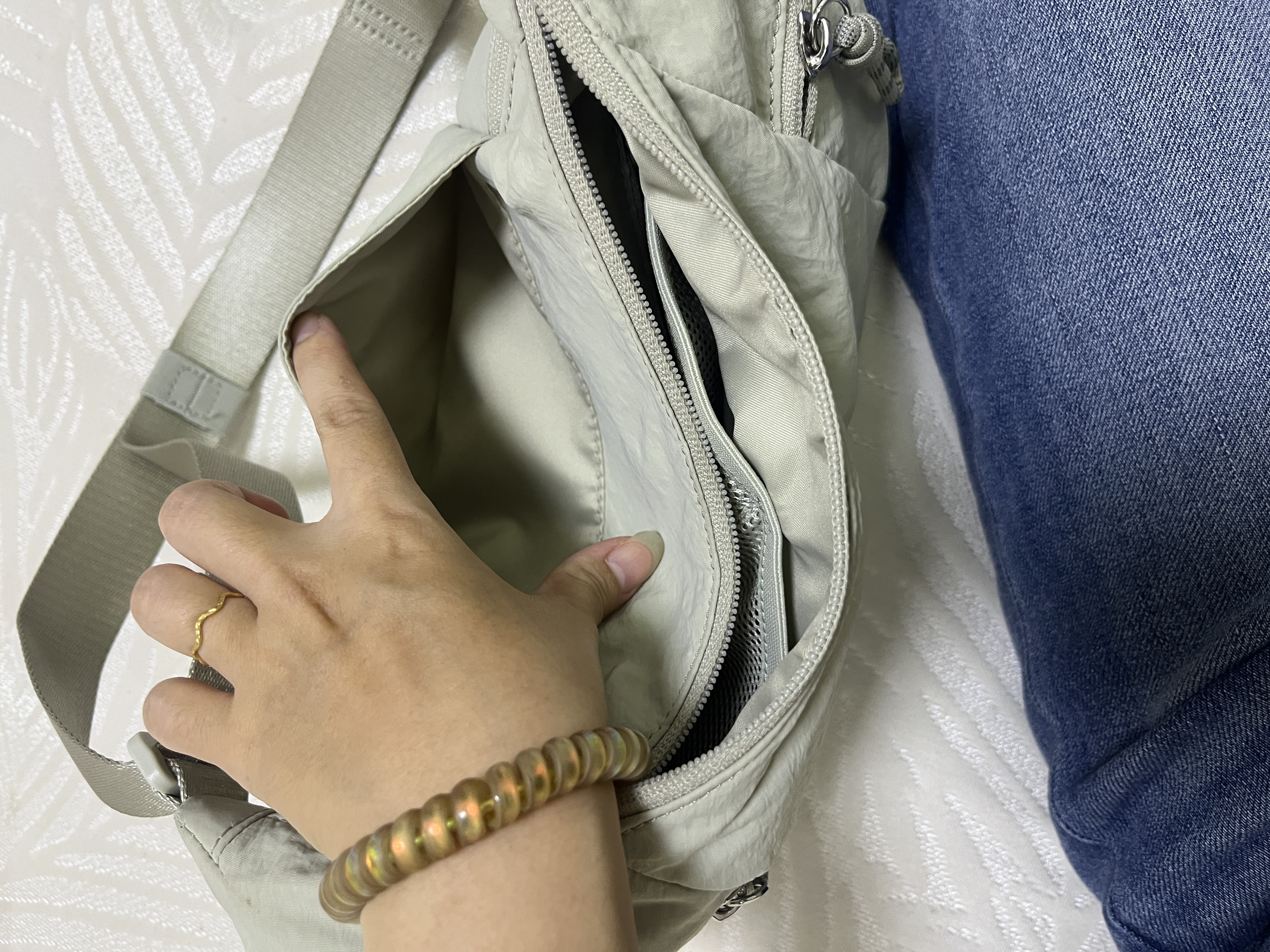 lululemon丨Slouchy 斜挎包 拒水 LU9CACS 朦胧草甸绿 O/S 实拍图