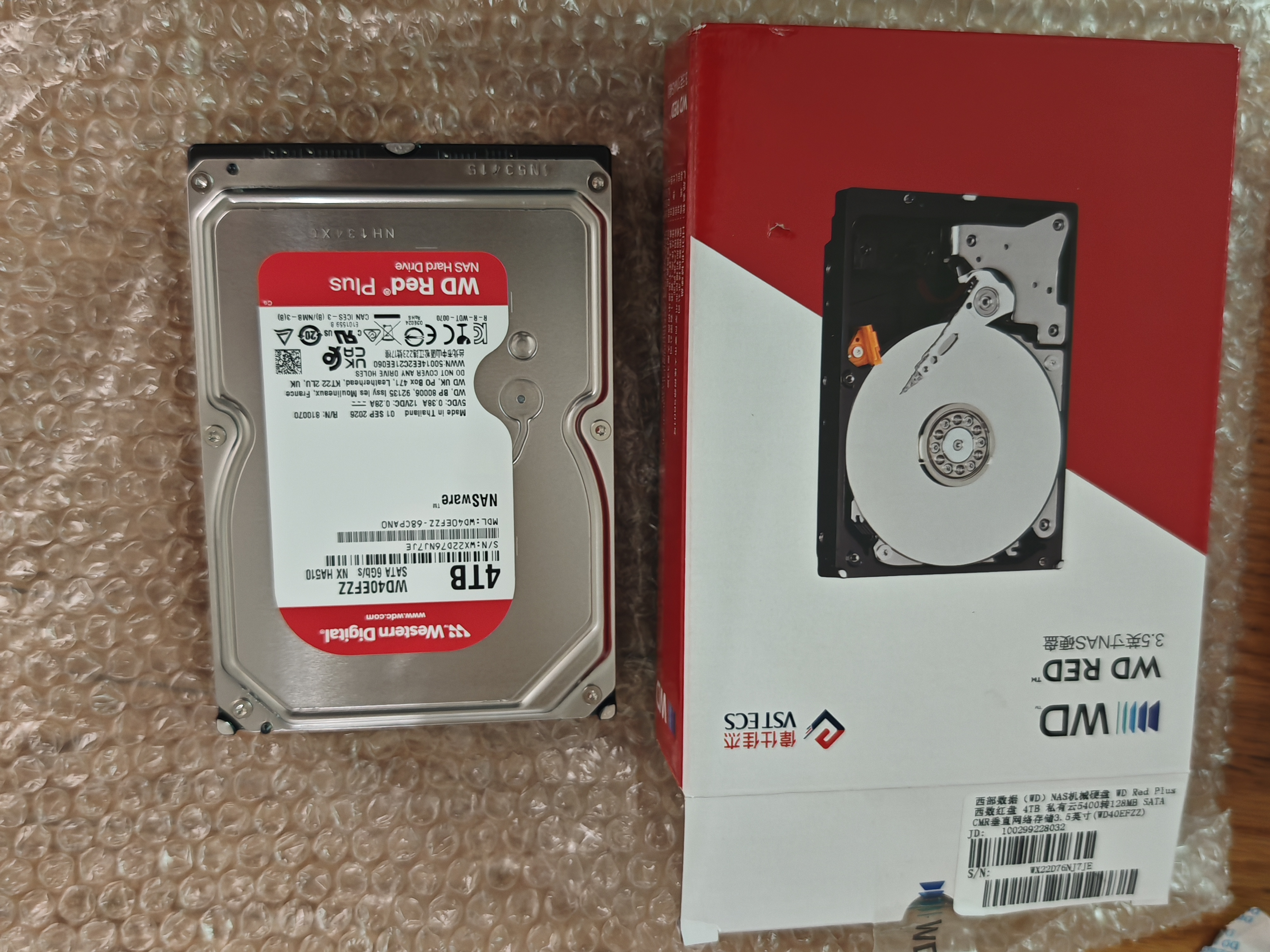 西部数据（WD）NAS机械硬盘 WD Red Plus 西数红盘 4TB 5400转128MB SATA CMR垂直 NAS专用硬盘 3.5英寸 WD40EFZZ 实拍图